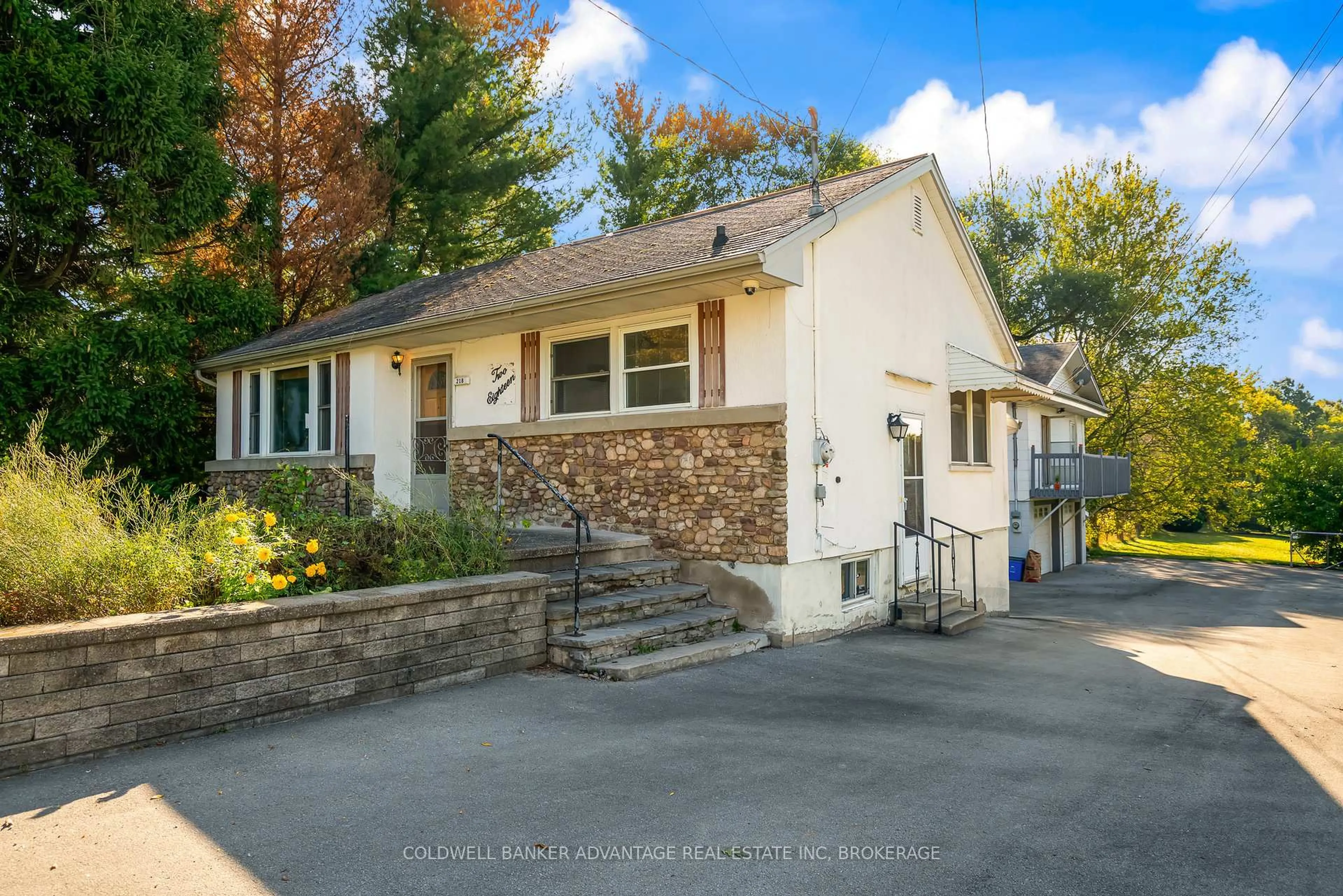 Home with vinyl exterior material, street for 218 Canboro Rd, Pelham Ontario L0S 1M0