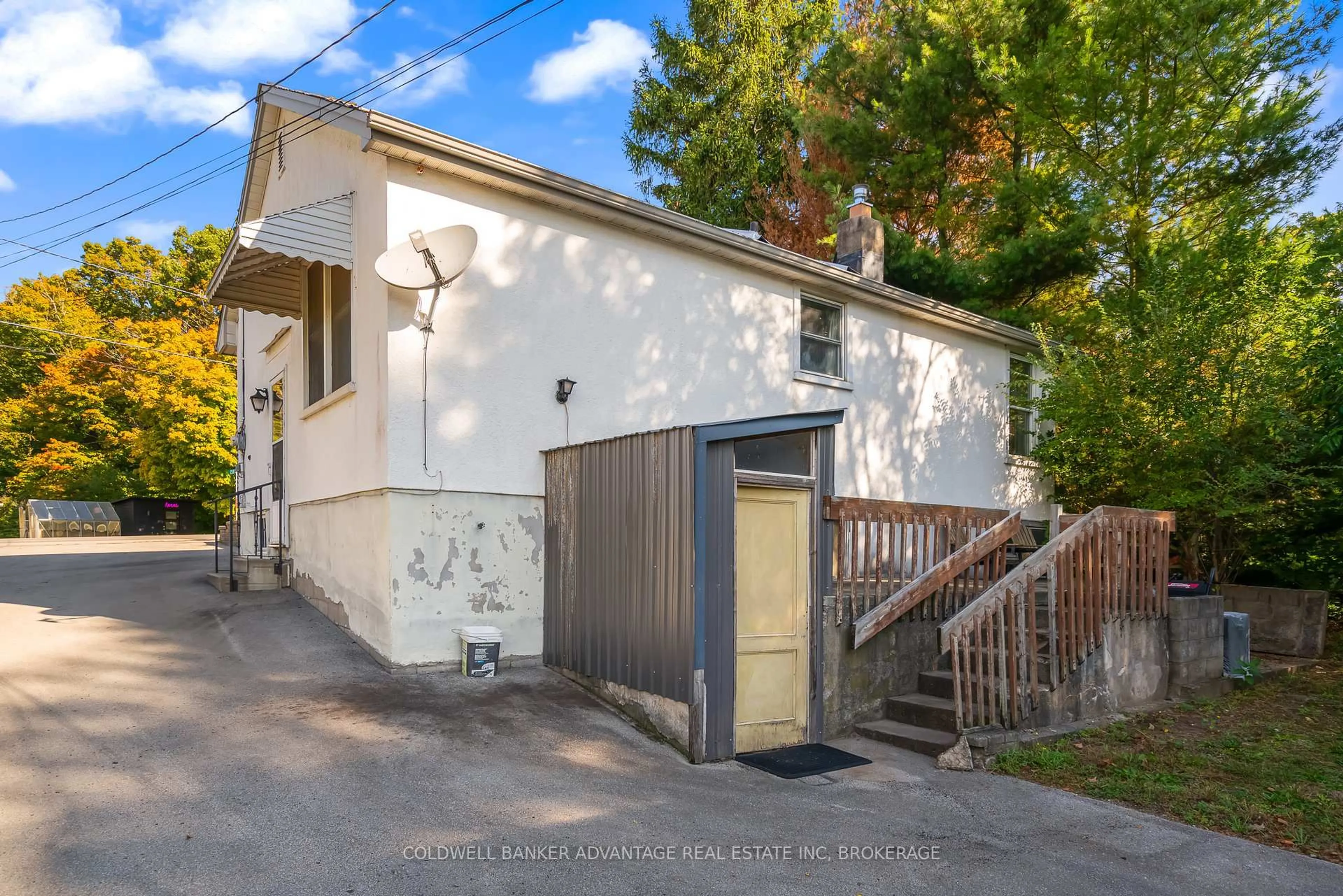 A pic from outside/outdoor area/front of a property/back of a property/a pic from drone, street for 218 Canboro Rd, Pelham Ontario L0S 1M0