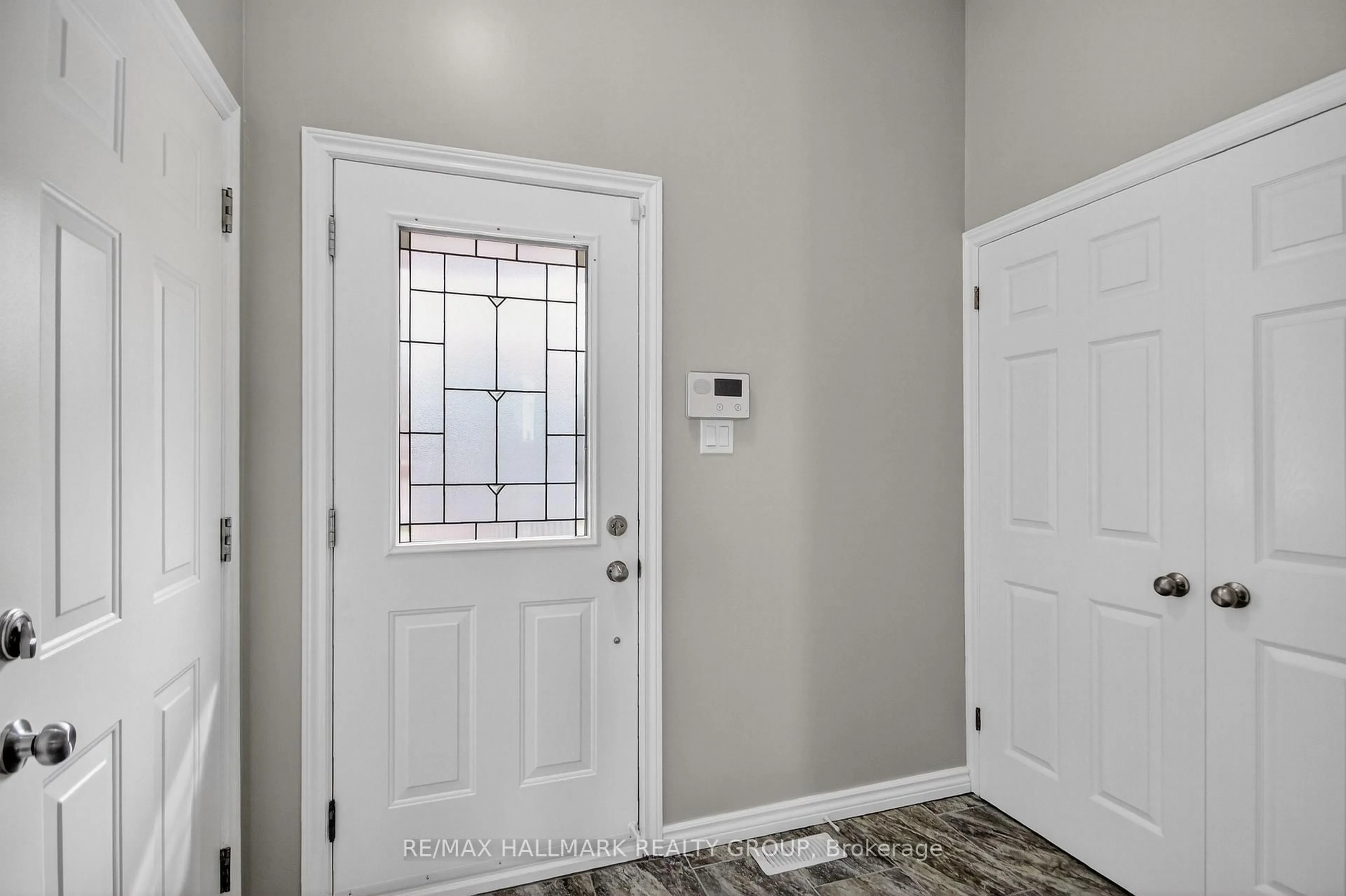 Indoor entryway for 1243 Klondike Rd, Ottawa Ontario K2W 1E1