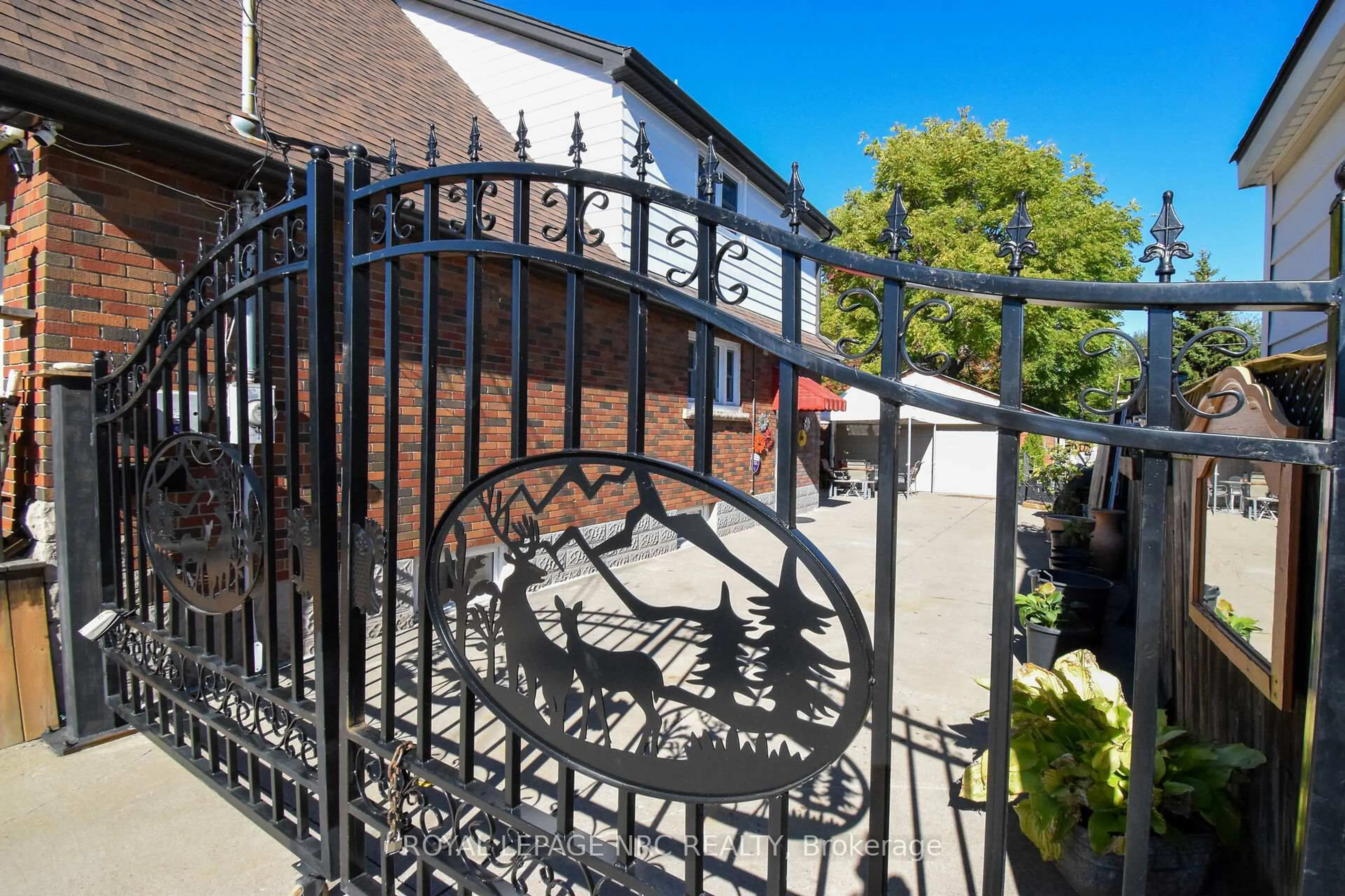 A pic from outside/outdoor area/front of a property/back of a property/a pic from drone, street for 5367 Kitchener St, Niagara Falls Ontario L2G 1B6
