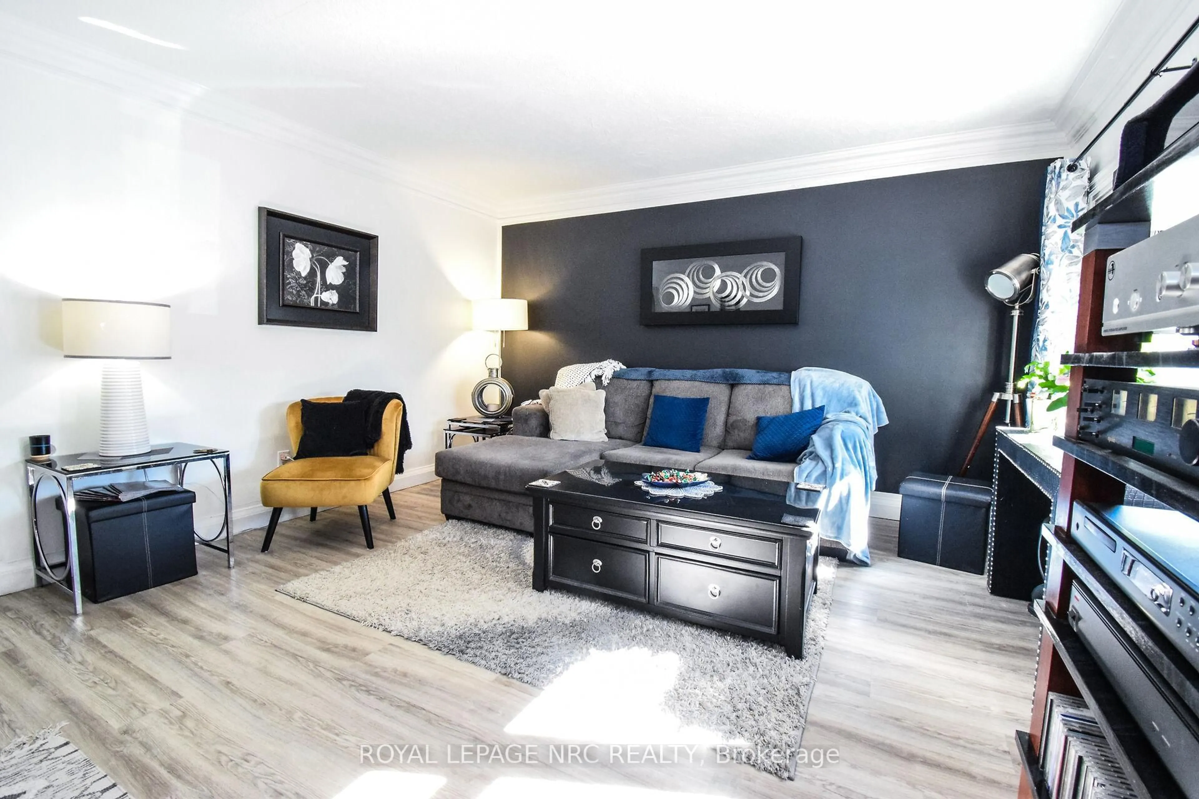 Living room with furniture, unknown for 5367 Kitchener St, Niagara Falls Ontario L2G 1B6