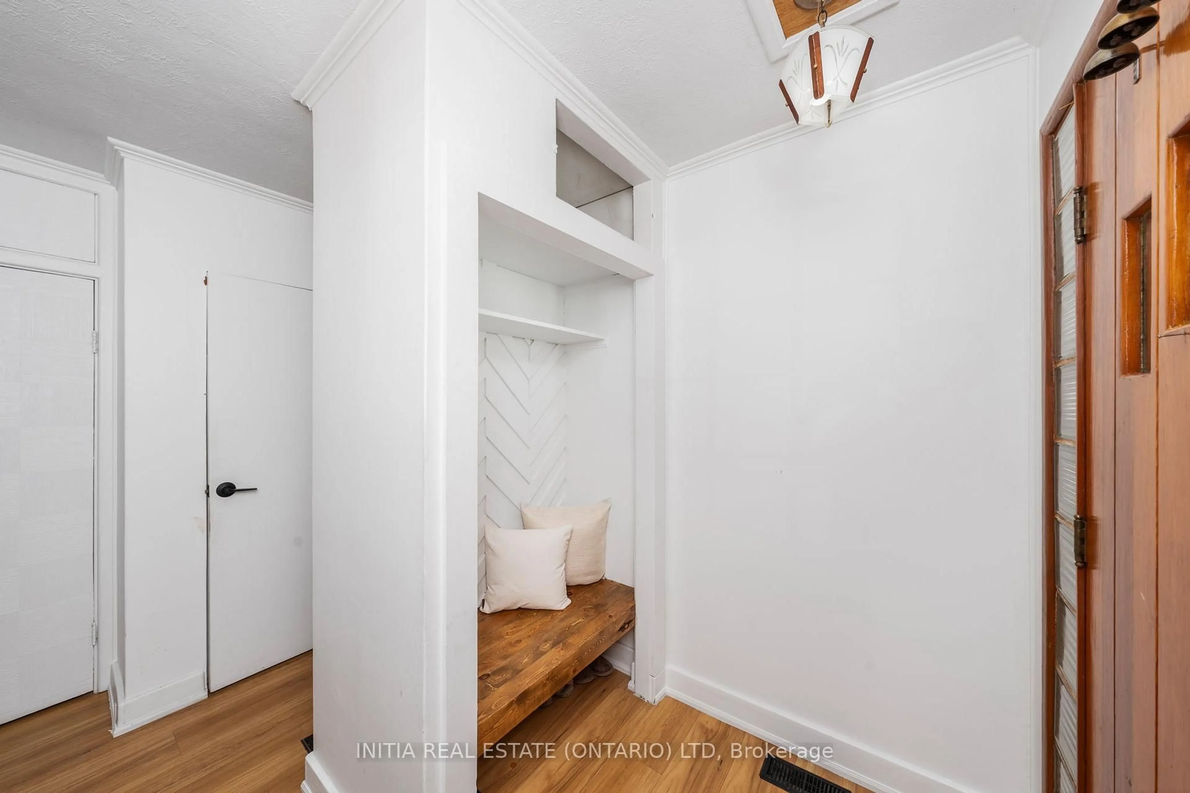 Indoor entryway for 730 TALFOURD St, Sarnia Ontario N7T 1R9