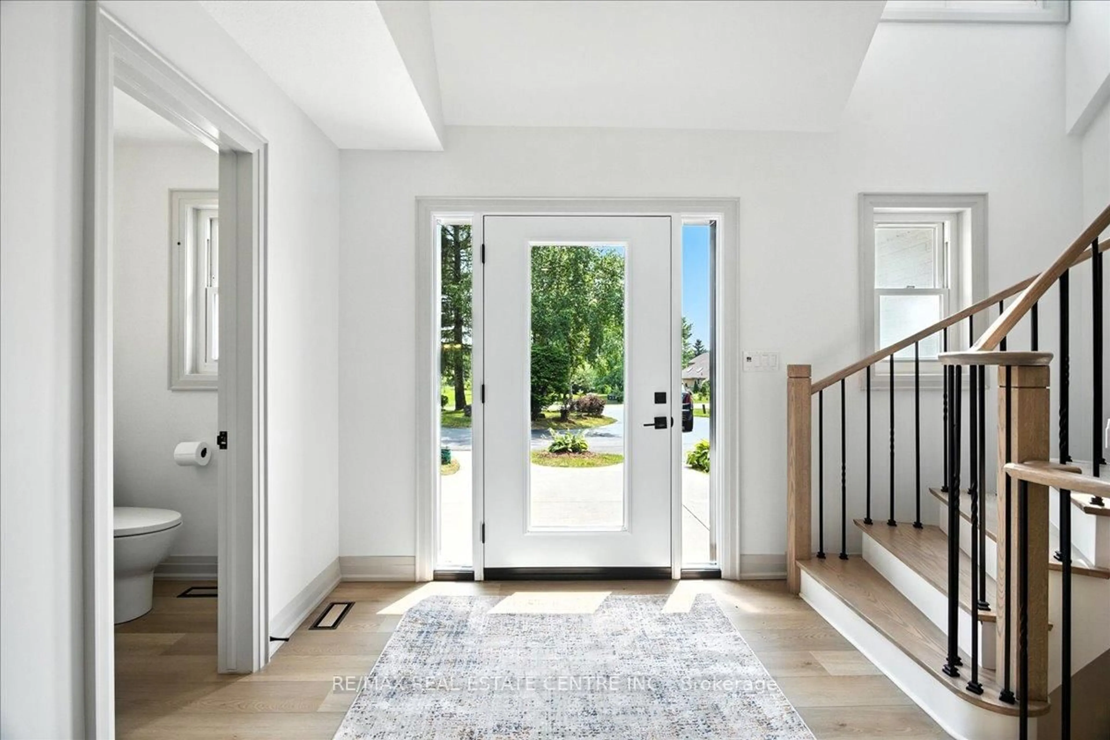 Indoor entryway for 29 Currie Dr, Puslinch Ontario N0B 2C0
