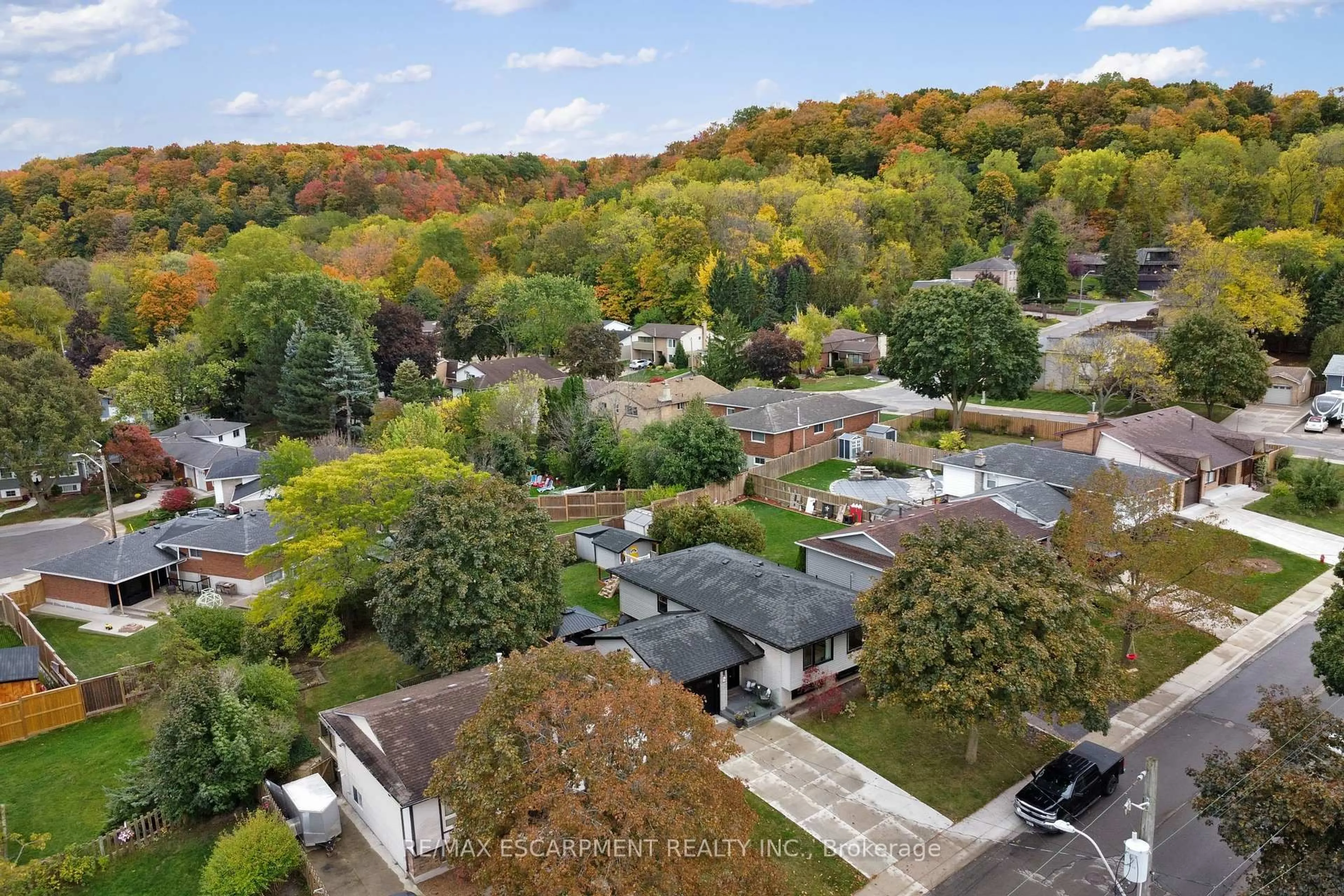 A pic from outside/outdoor area/front of a property/back of a property/a pic from drone, unknown for 168 Hanover Pl, Hamilton Ontario L8K 5X6