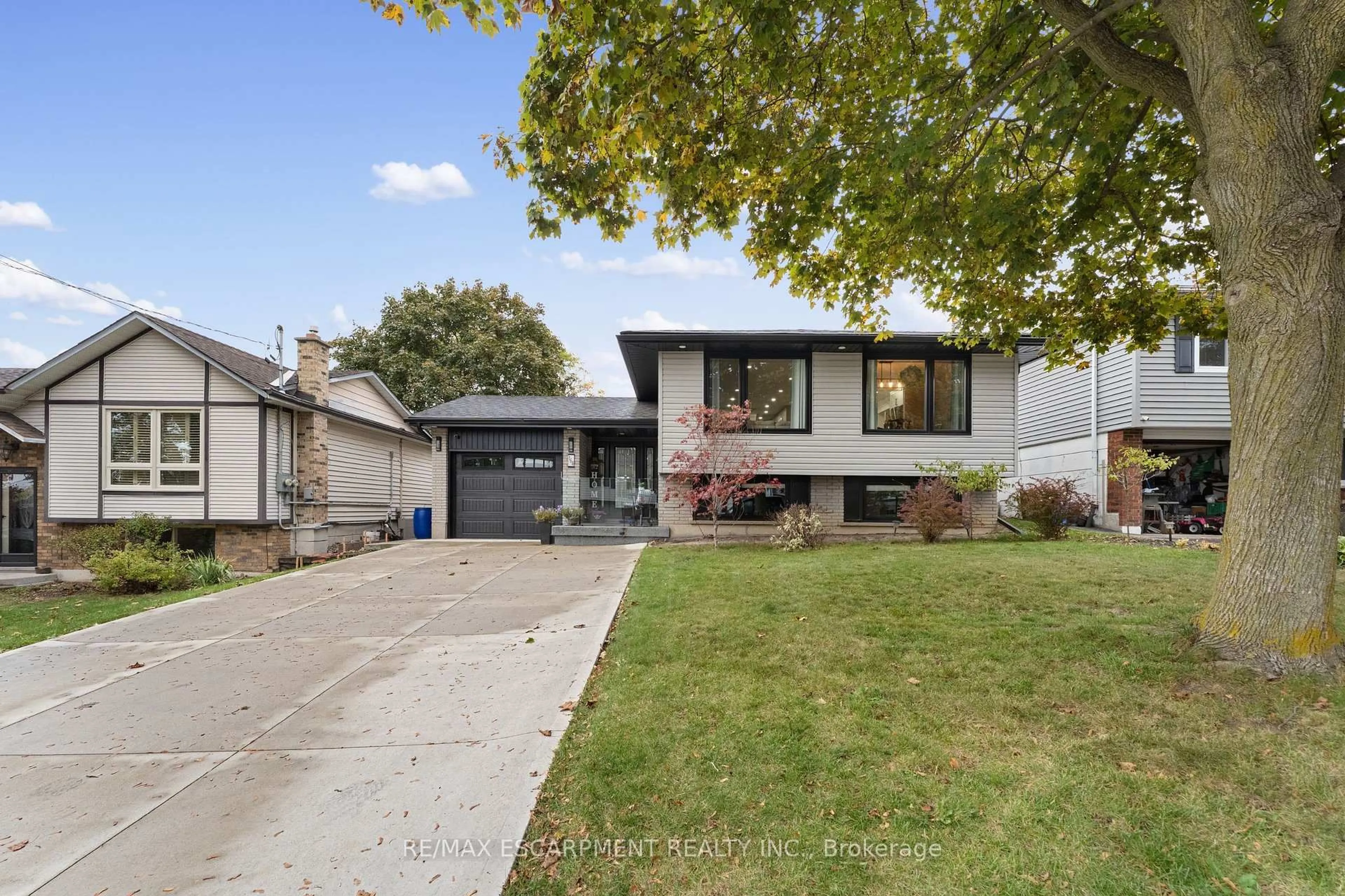 Home with vinyl exterior material, street for 168 Hanover Pl, Hamilton Ontario L8K 5X6