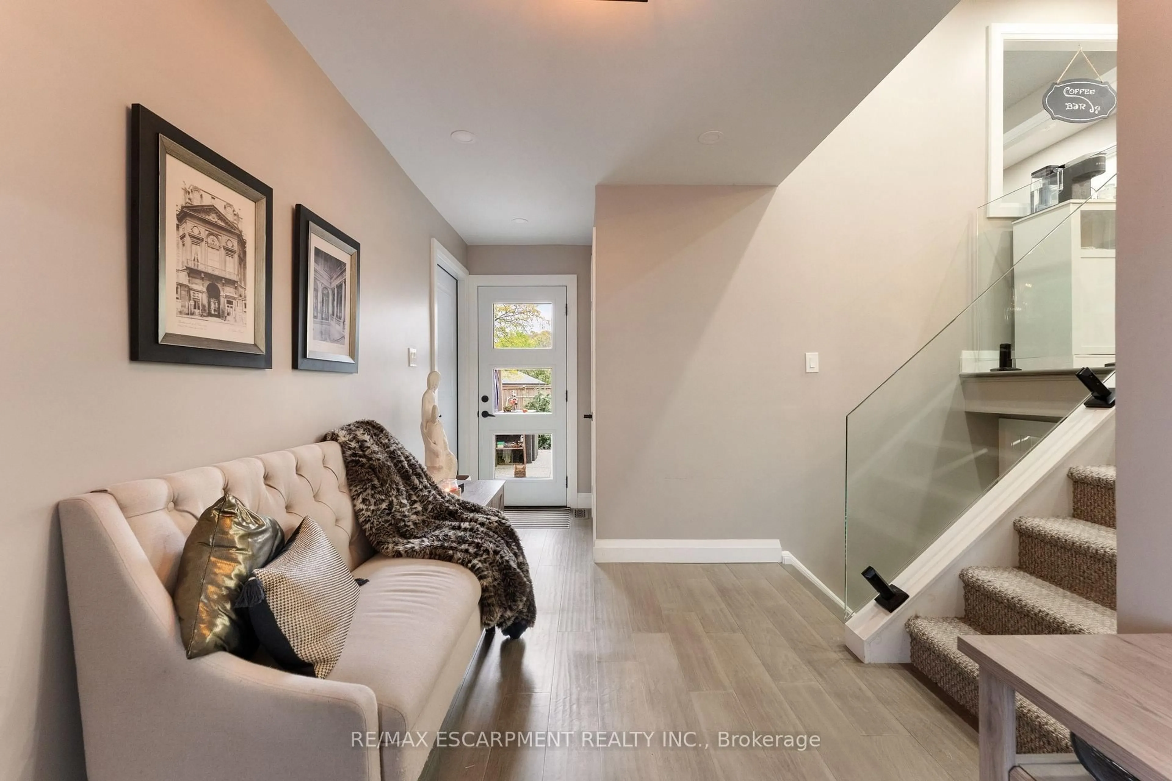 Indoor entryway for 168 Hanover Pl, Hamilton Ontario L8K 5X6