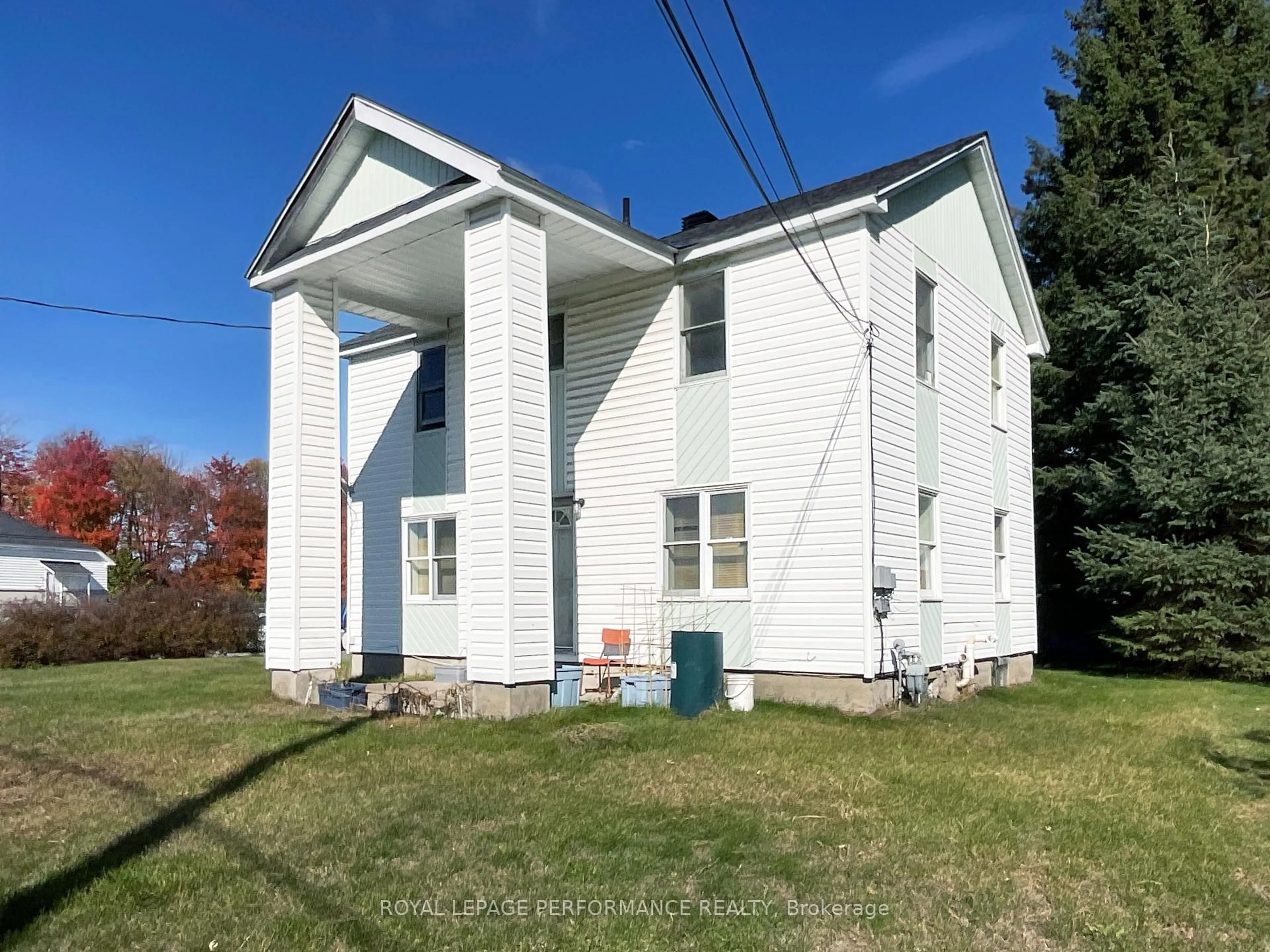 A pic from outside/outdoor area/front of a property/back of a property/a pic from drone, building for 1751 Fauteux St, Champlain Ontario K6A 2R2