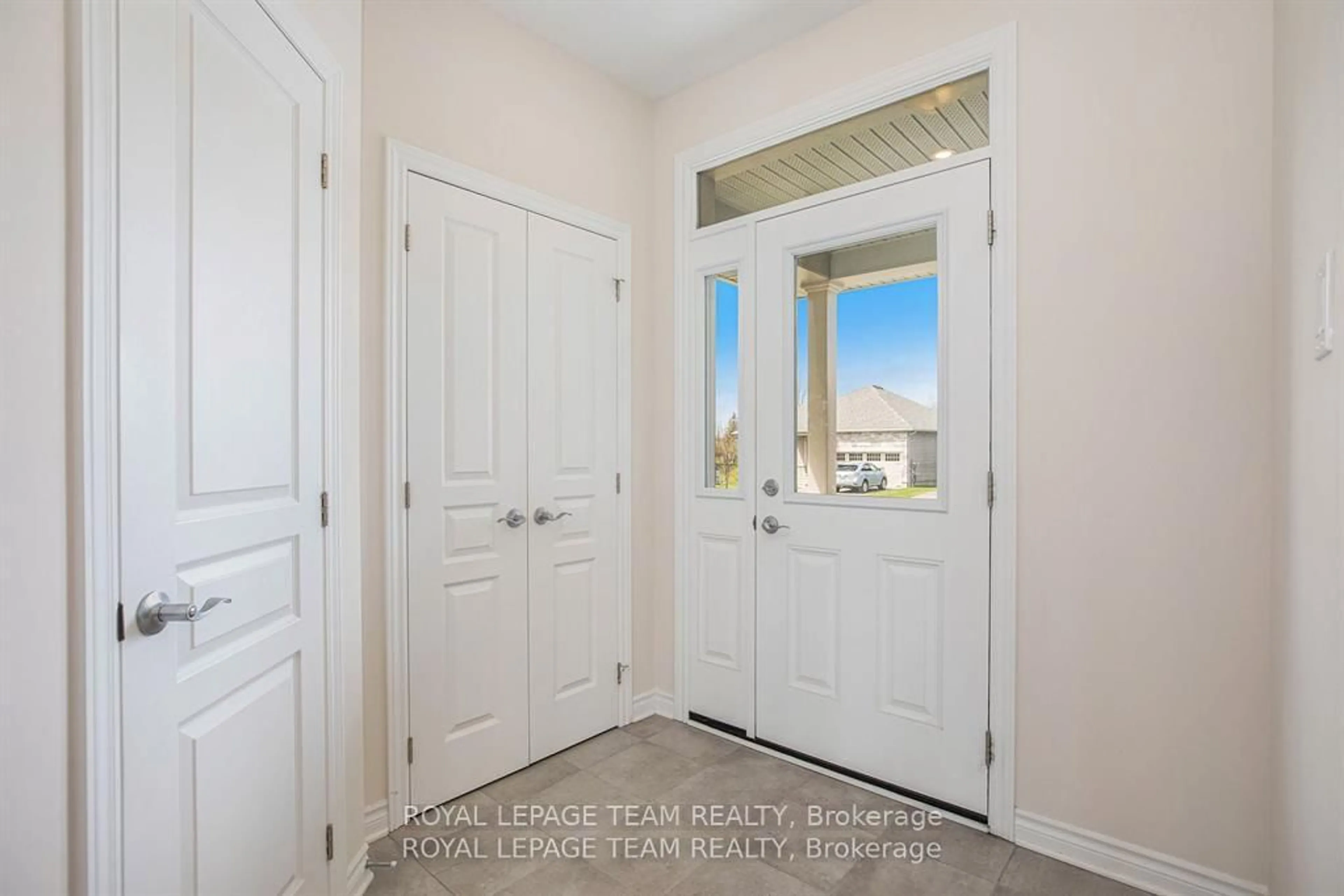 Indoor entryway for 521 Kindred Cres, North Grenville Ontario K0G 1J0