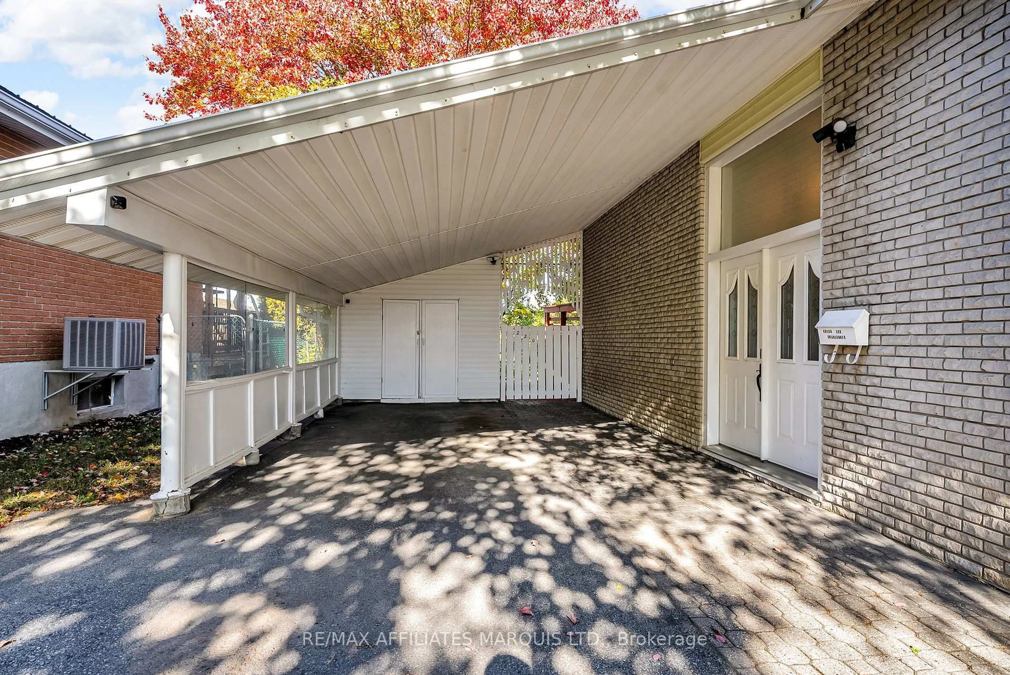 Unknown for 220 Fifteenth St, Cornwall Ontario K6J 3J8
