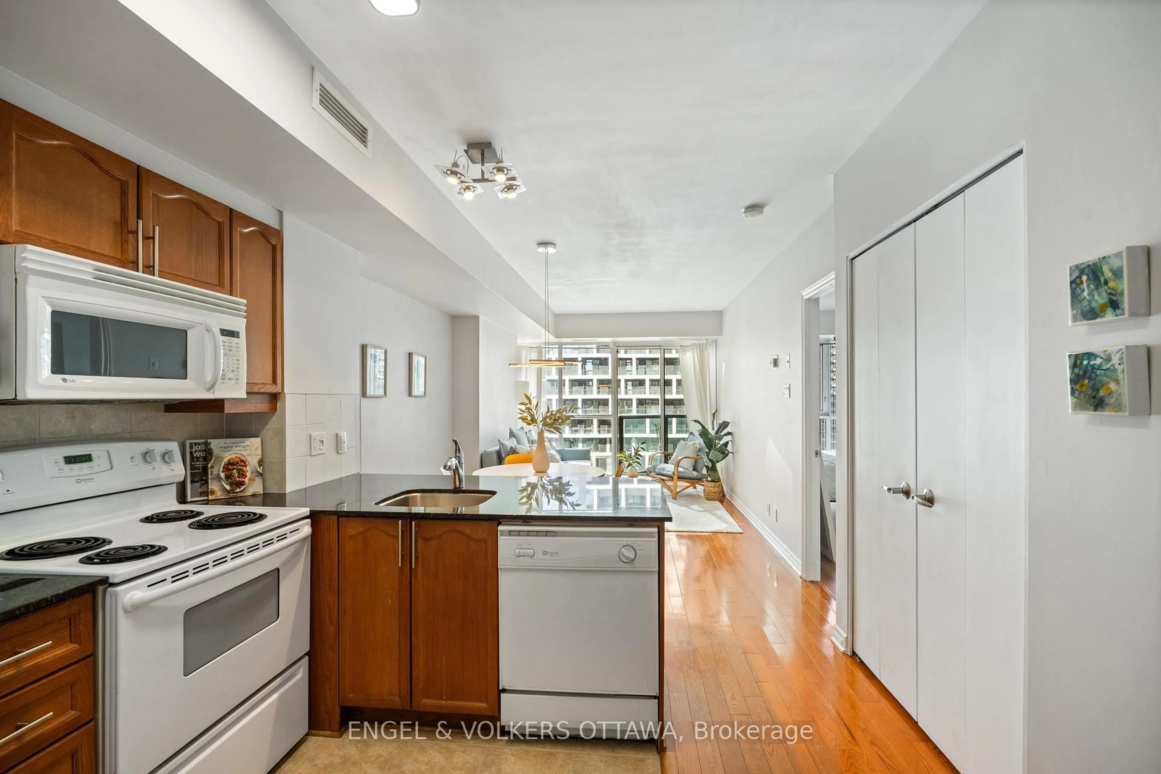 Open concept kitchen, ceramic/tile floor for 445 Laurier Ave #1403, Ottawa Ontario K1N 6R4