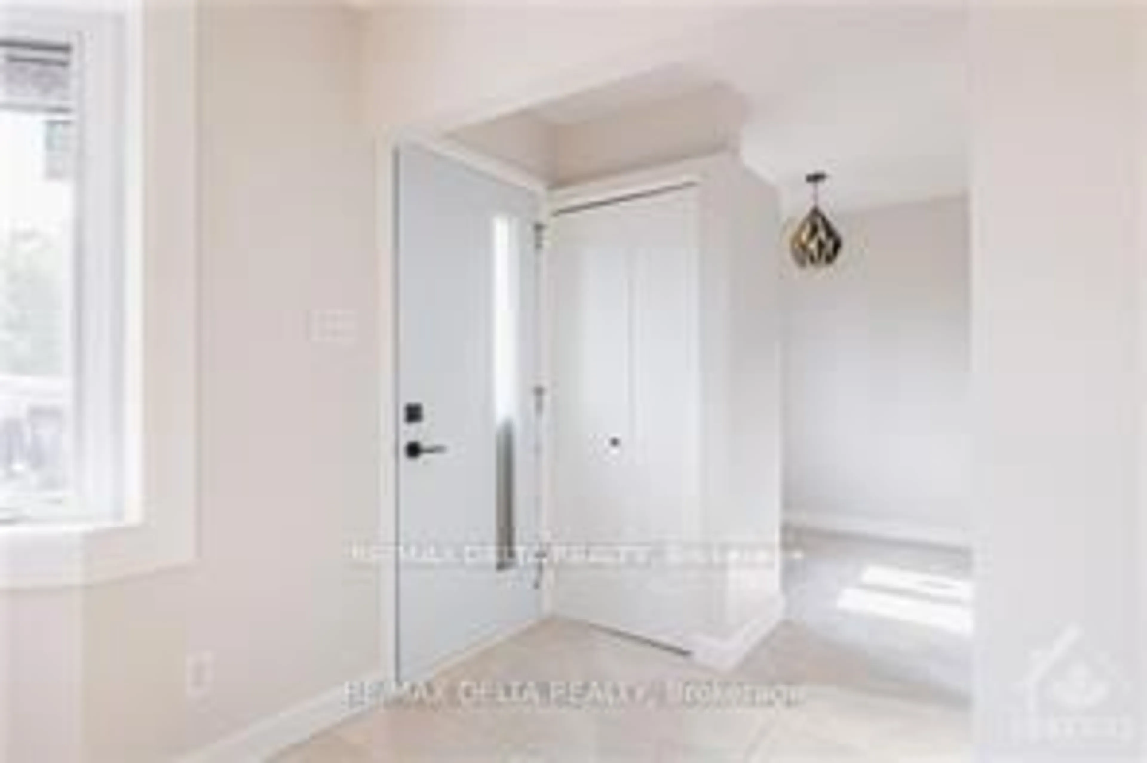 Indoor entryway for 2351 Jefferson St, Ottawa Ontario K1H 6Z9