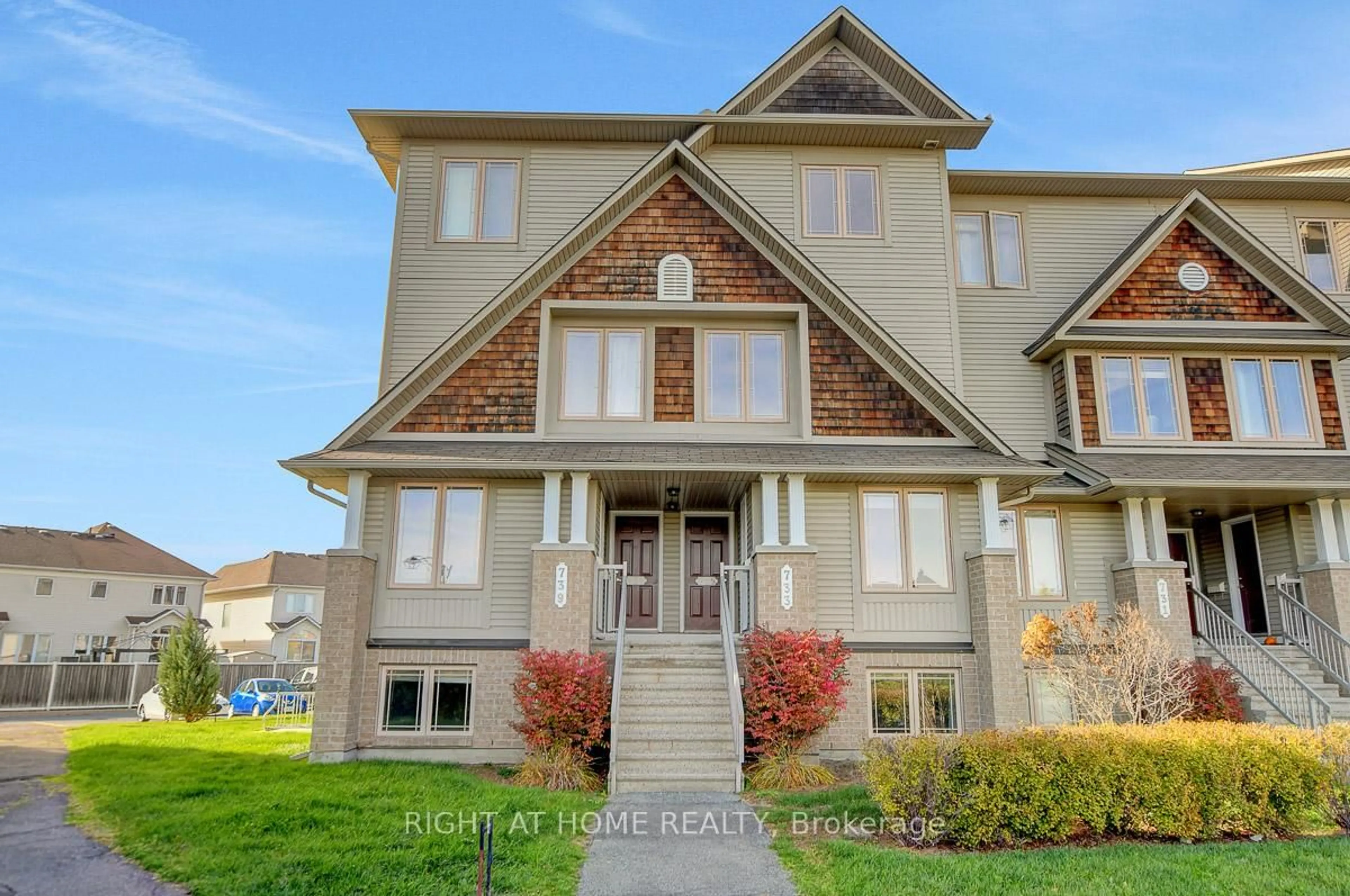 Home with vinyl exterior material, unknown for 739 Lakeridge Dr, Ottawa Ontario K4A 0N5