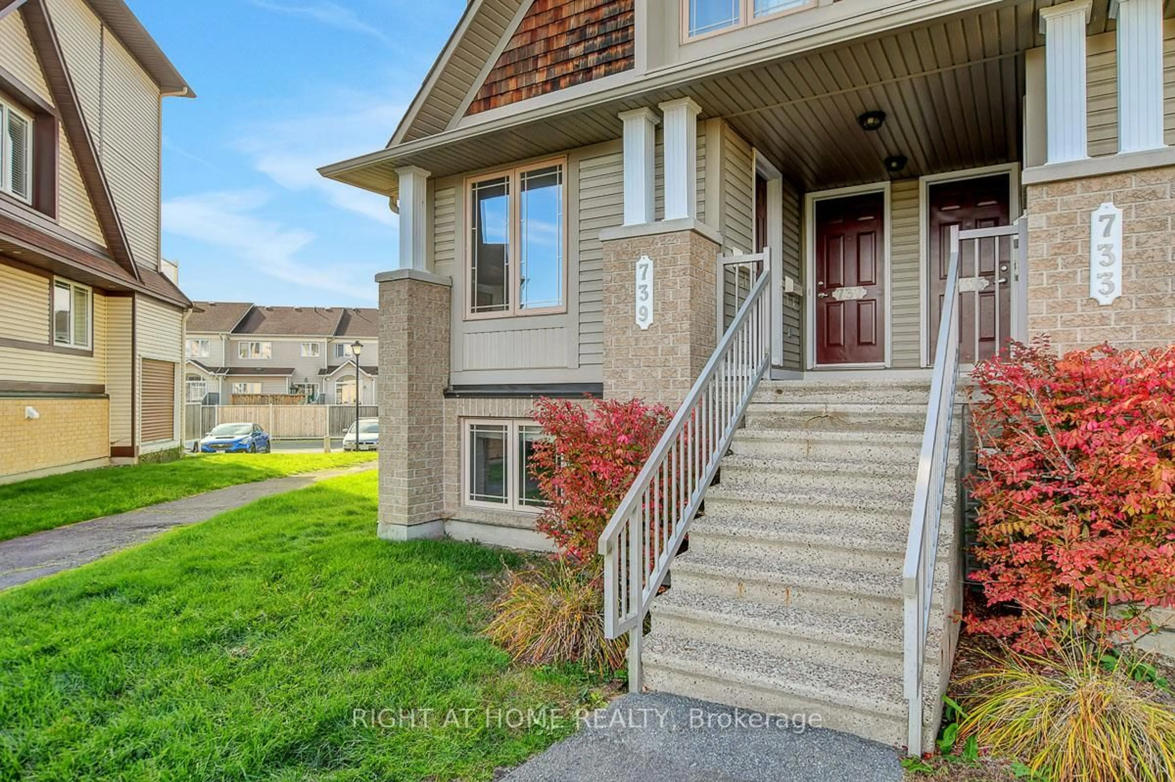 Home with vinyl exterior material, street for 739 Lakeridge Dr, Ottawa Ontario K4A 0N5