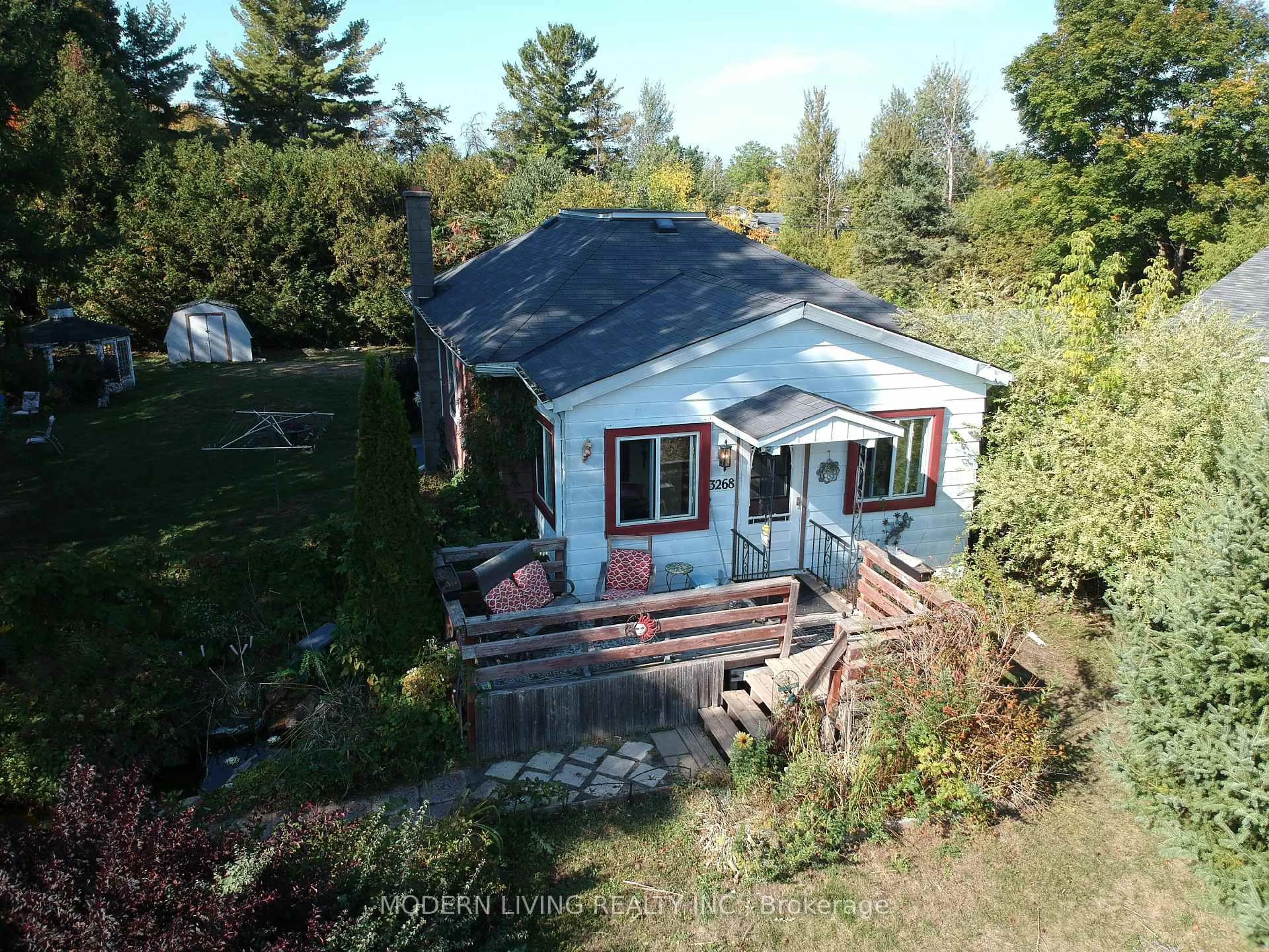 A pic from outside/outdoor area/front of a property/back of a property/a pic from drone, unknown for 3268 Wayne St, Osgoode Ontario K0A 2W0