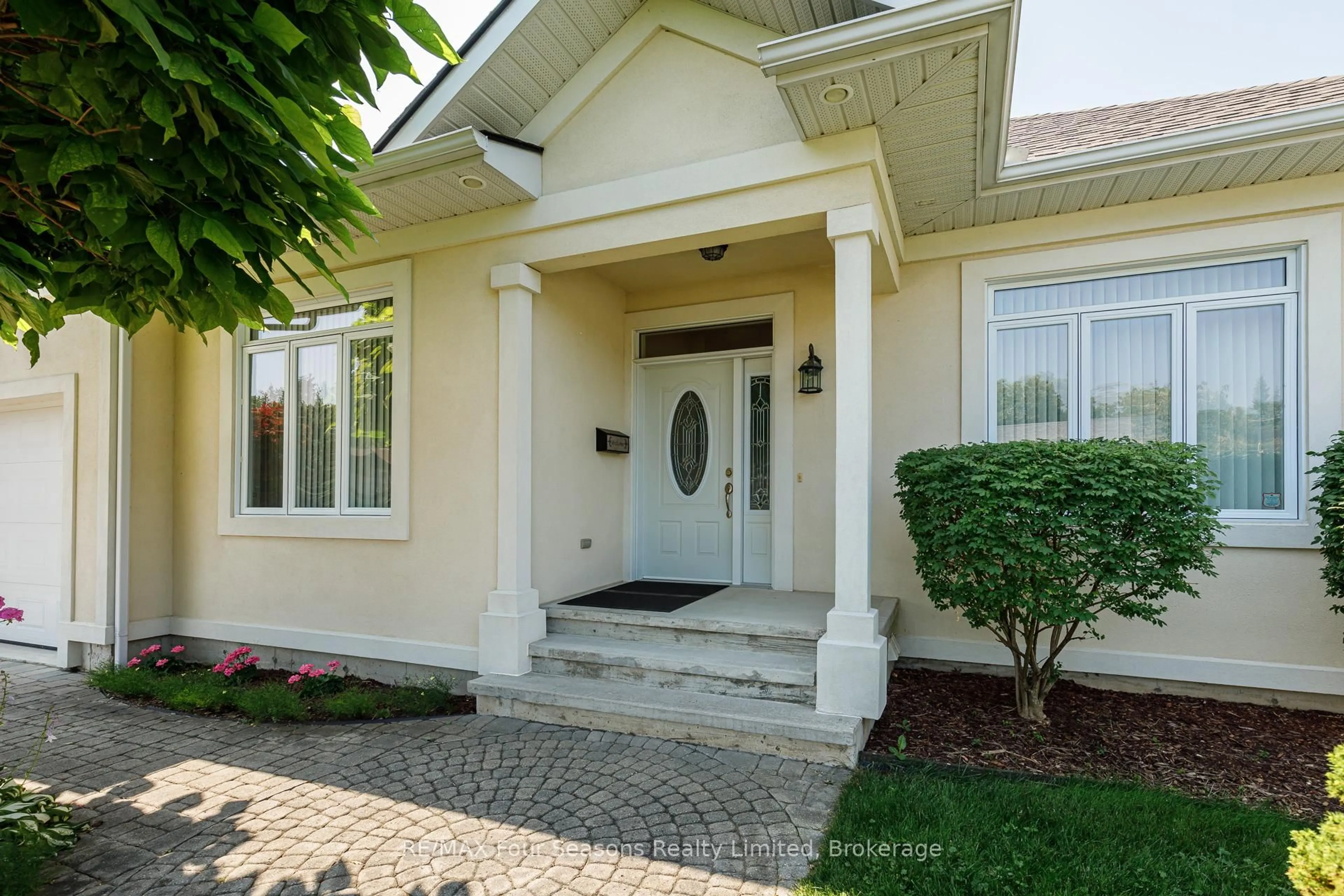 Indoor entryway for 150 Brooker Blvd, Blue Mountains Ontario L9Y 0M2