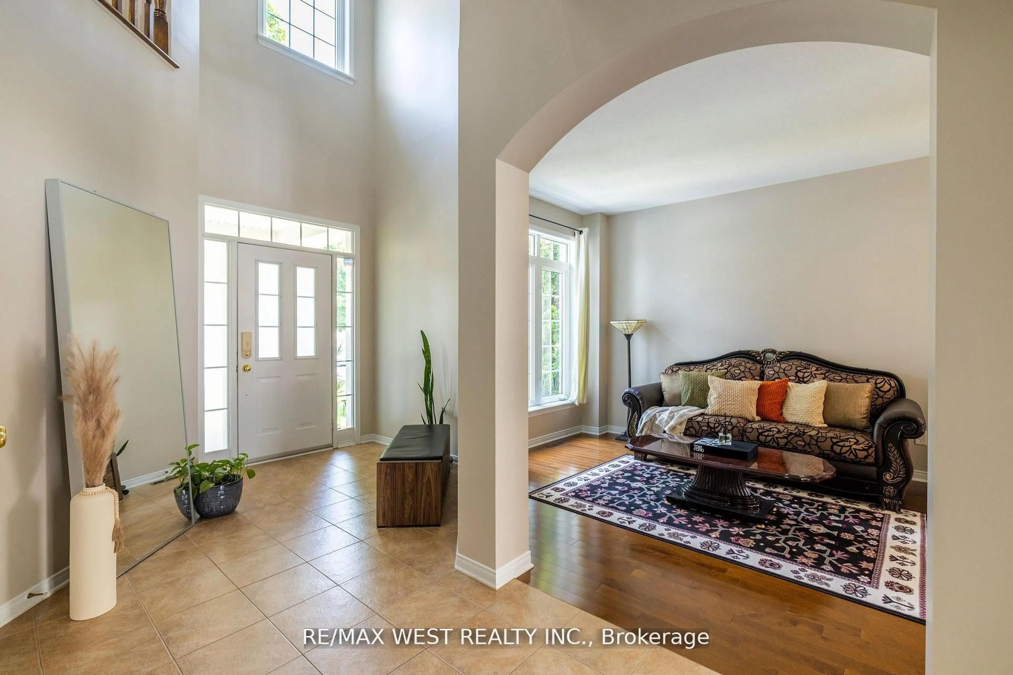 Indoor entryway for 214 Castlegarth Cres, Ottawa Ontario K2J 5N6