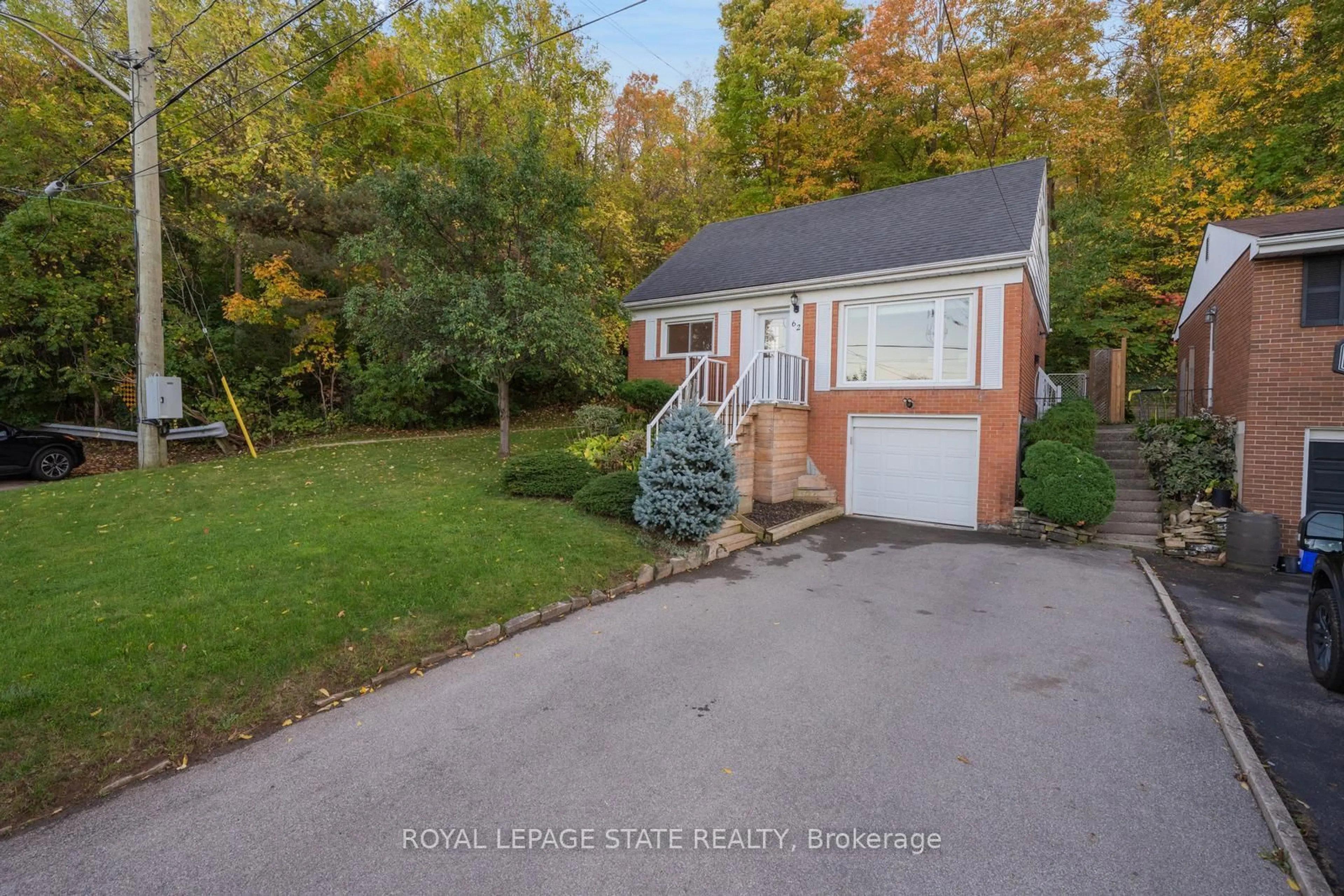 A pic from outside/outdoor area/front of a property/back of a property/a pic from drone, street for 62 brentwood Dr, Hamilton Ontario L8T 3V8
