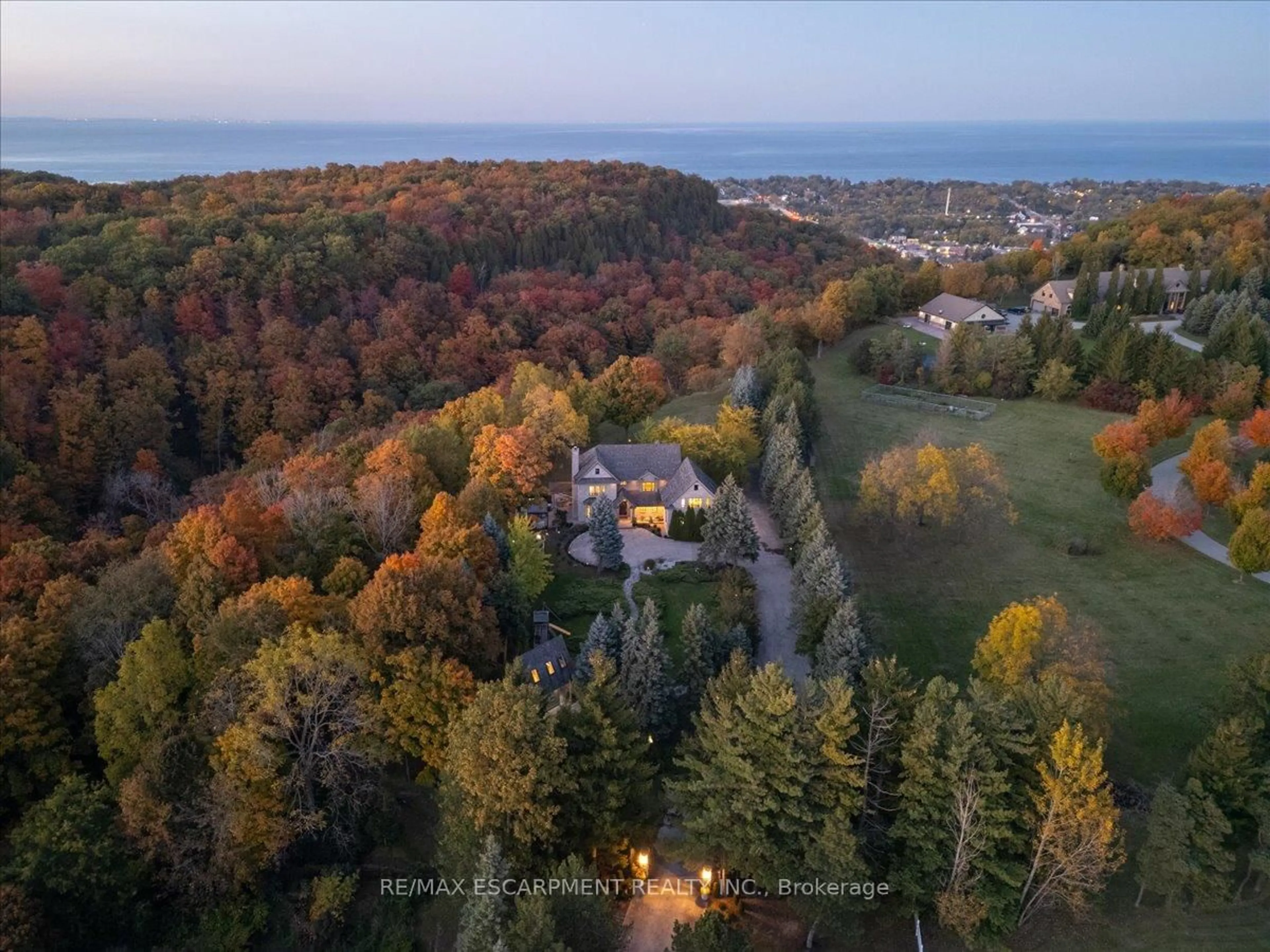 A pic from outside/outdoor area/front of a property/back of a property/a pic from drone, forest/trees view for 90 Ridge Rd, Grimsby Ontario L3M 4E7