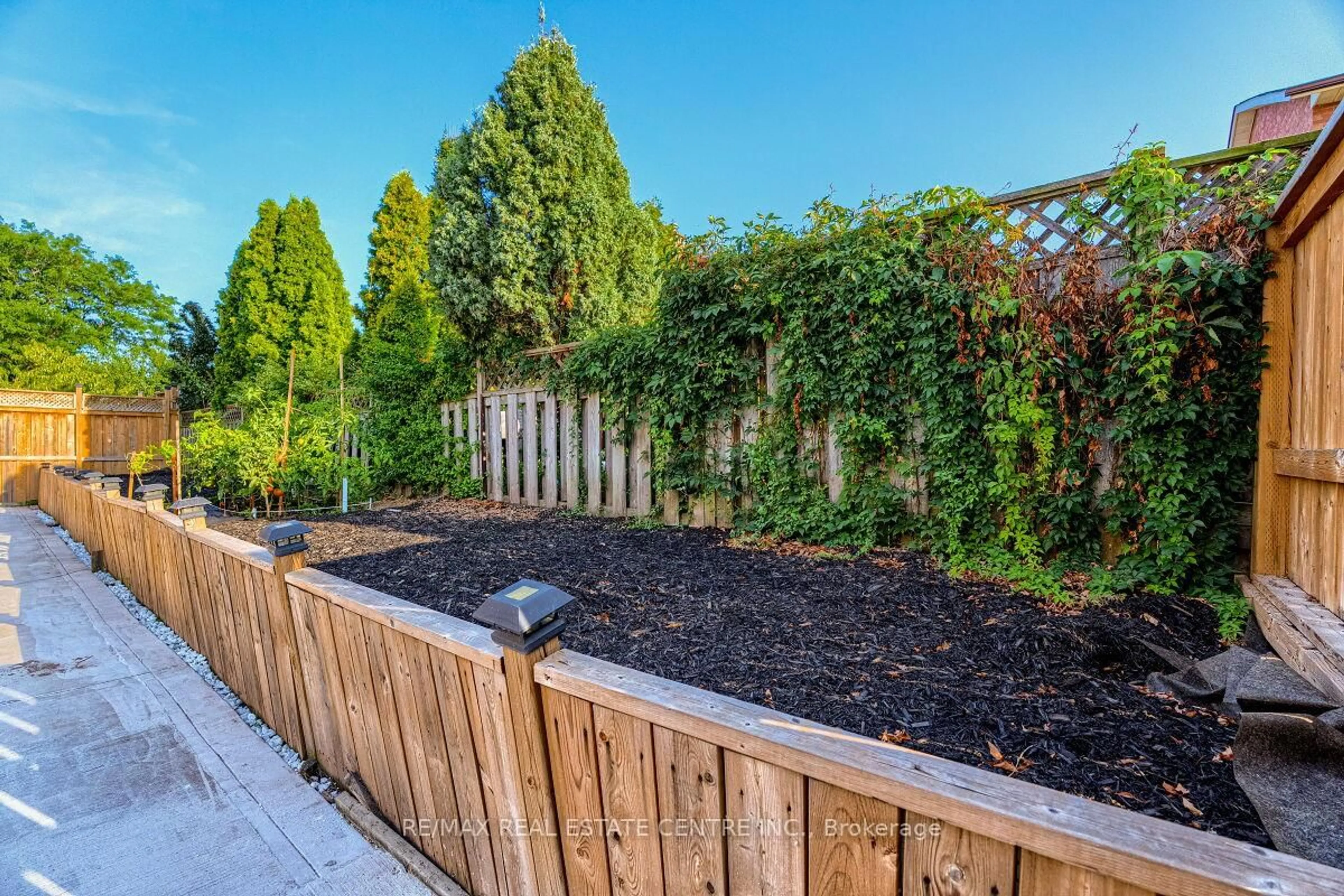 Patio, unknown for 16 Vogue Crt, Hamilton Ontario L8E 4T3
