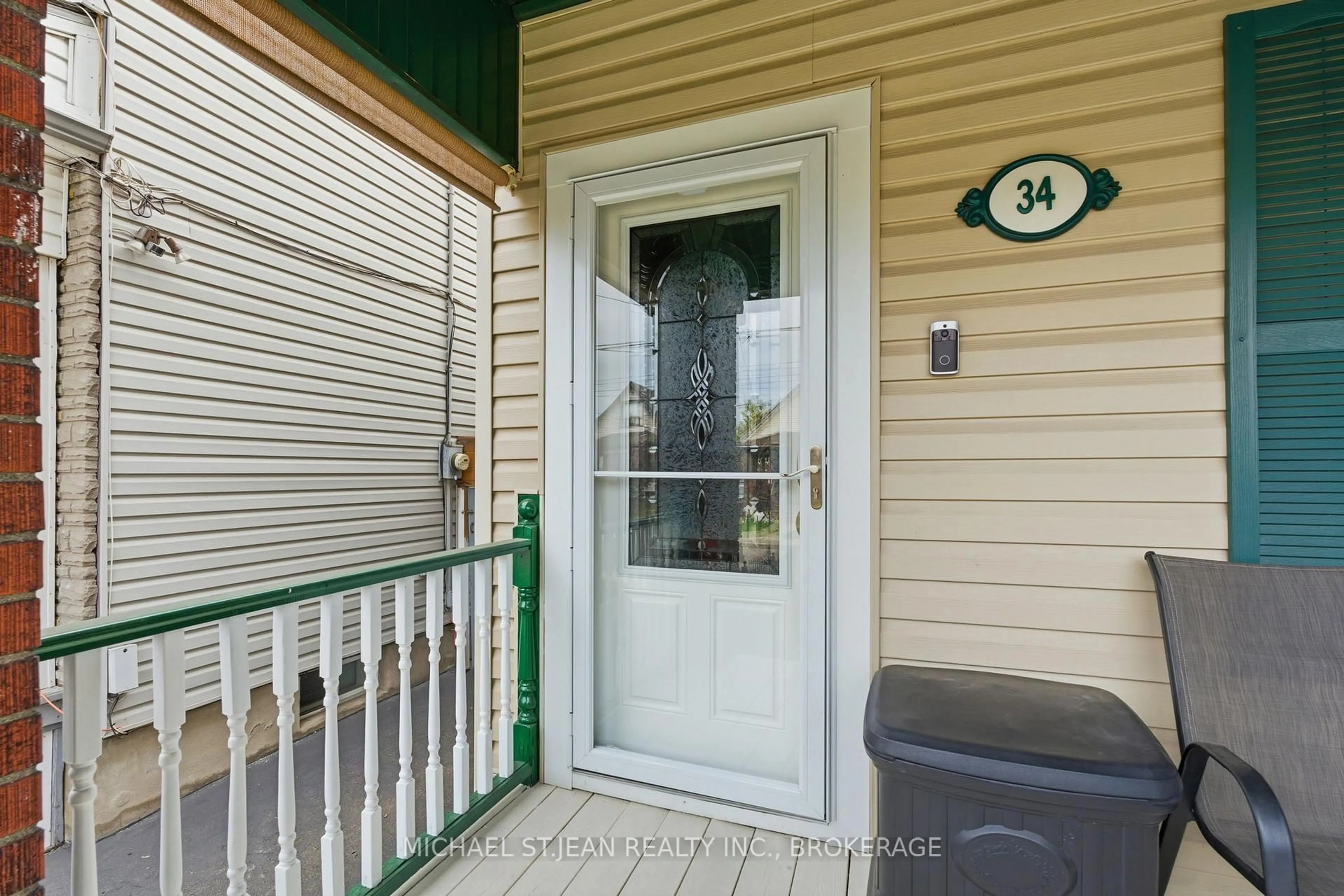 Indoor entryway for 34 Albemarle St, Hamilton Ontario L8L 7G4