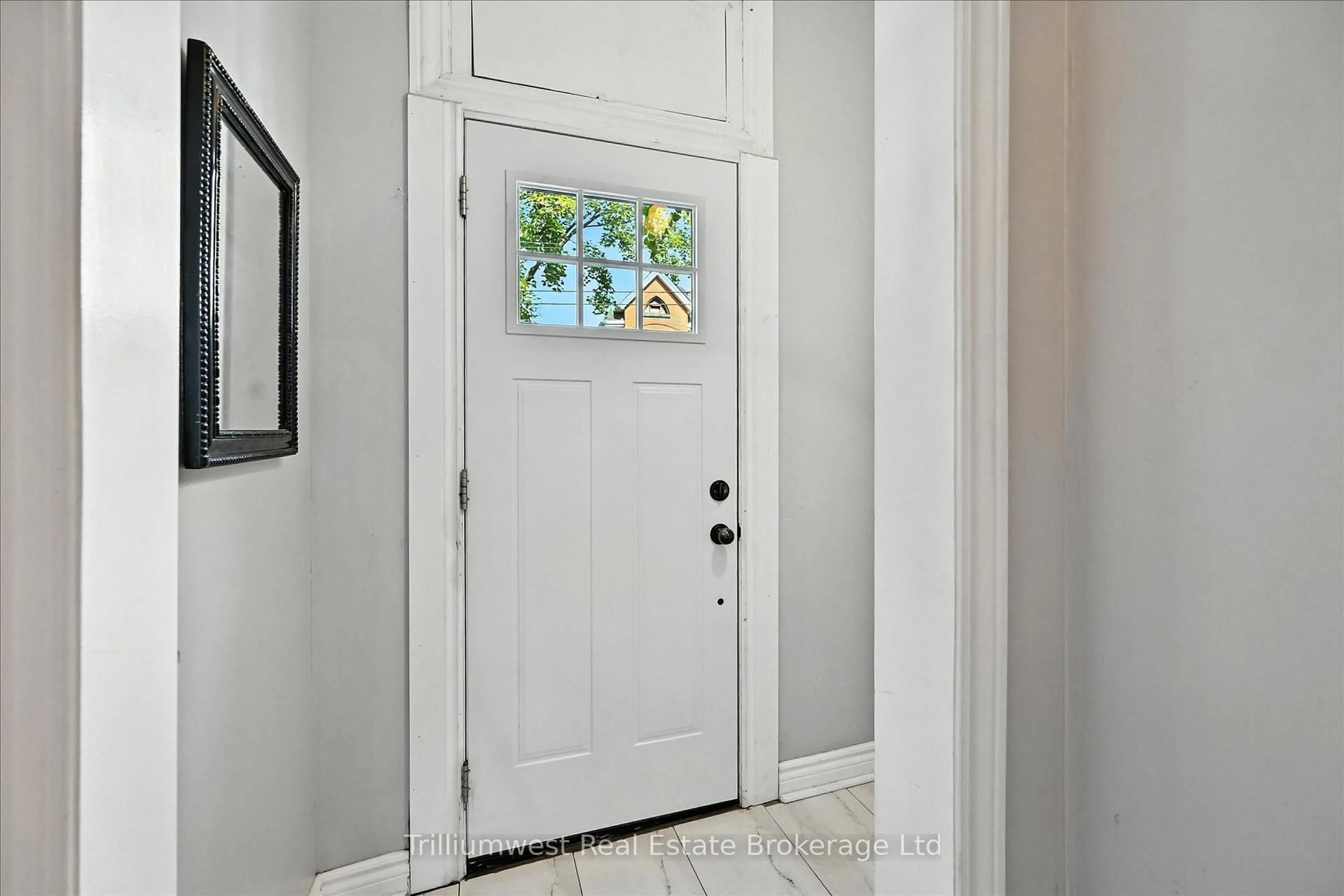 Indoor entryway for 4 Madison Ave, Hamilton Ontario L8L 5Y3