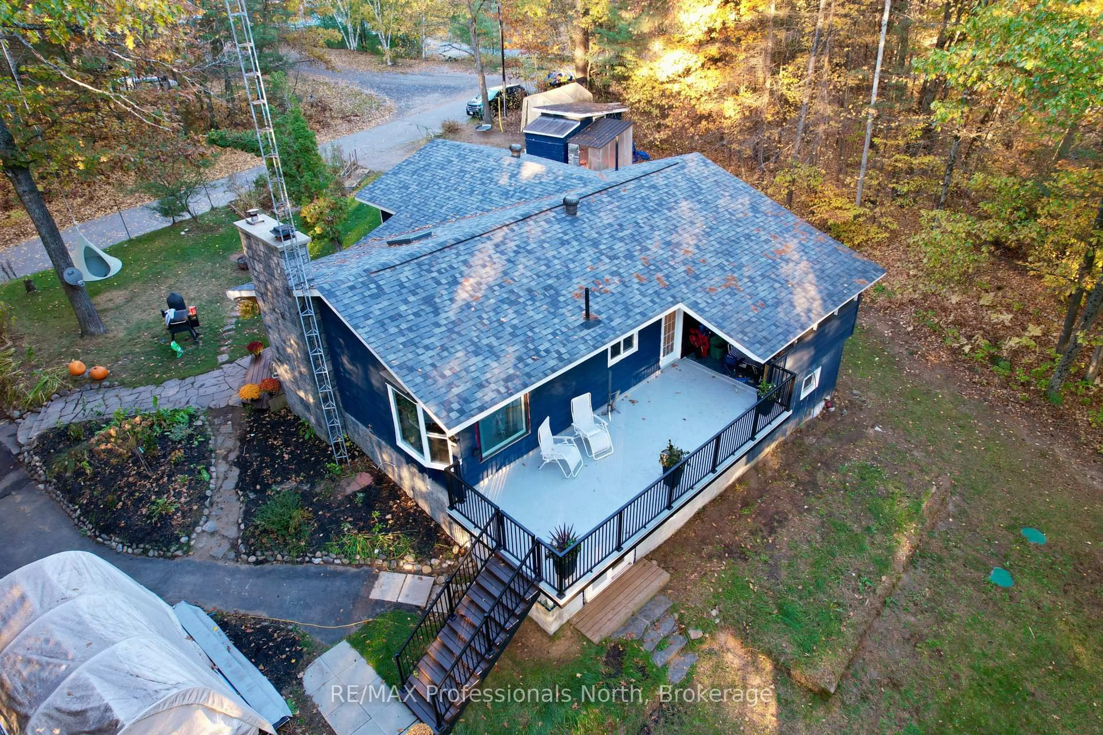 A pic from outside/outdoor area/front of a property/back of a property/a pic from drone, unknown for 31 Falls View Rd, Huntsville Ontario P0B 1L0