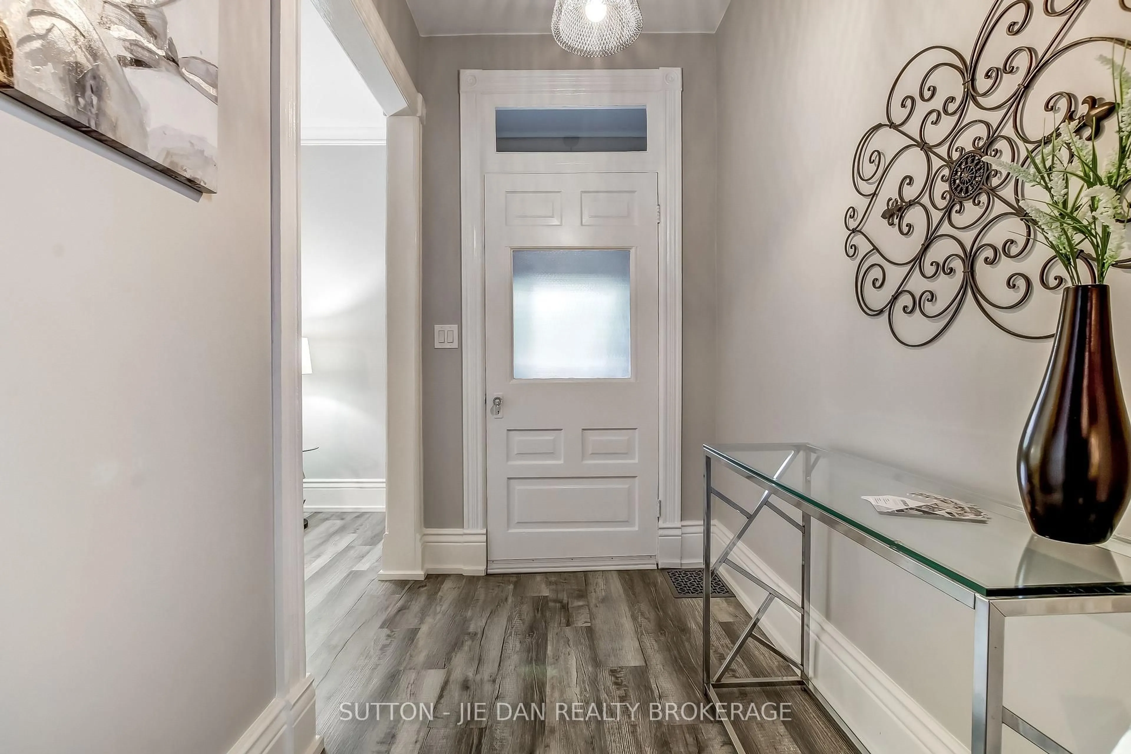 Indoor entryway for 335 ST JAMES St, London East Ontario N6A 1X6