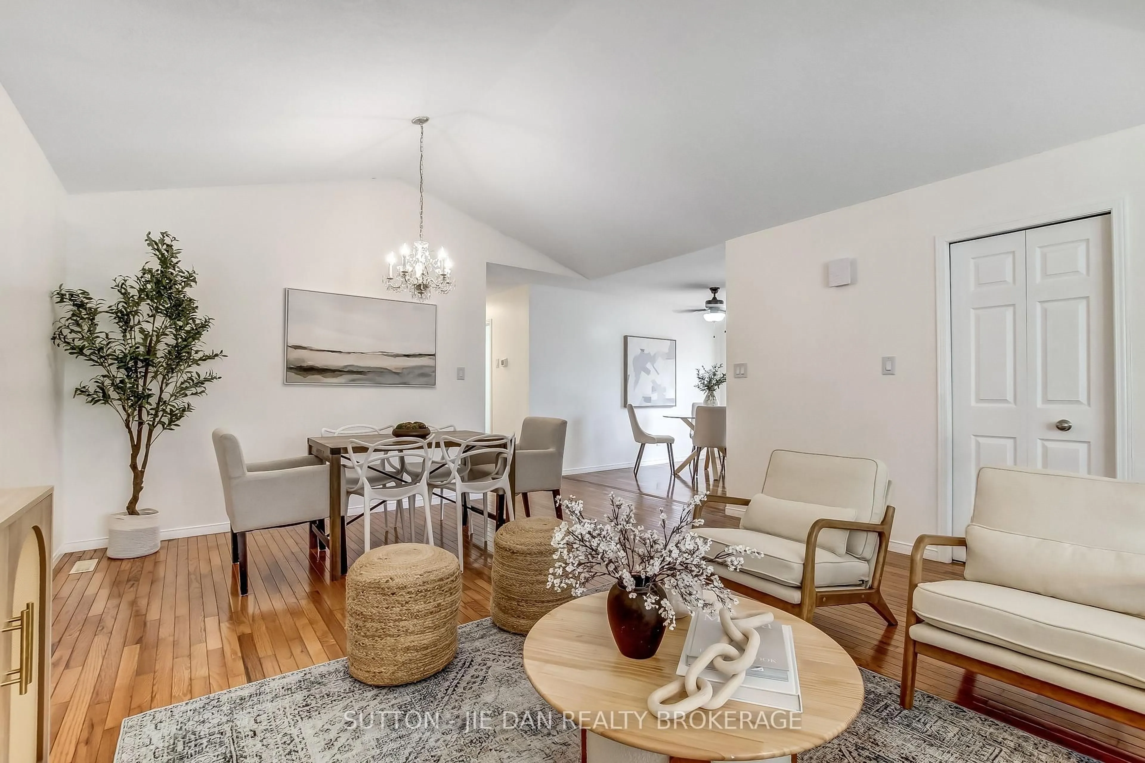 Living room with furniture, wood/laminate floor for 26 Stoneycreek Pl, London North Ontario N5X 3X4