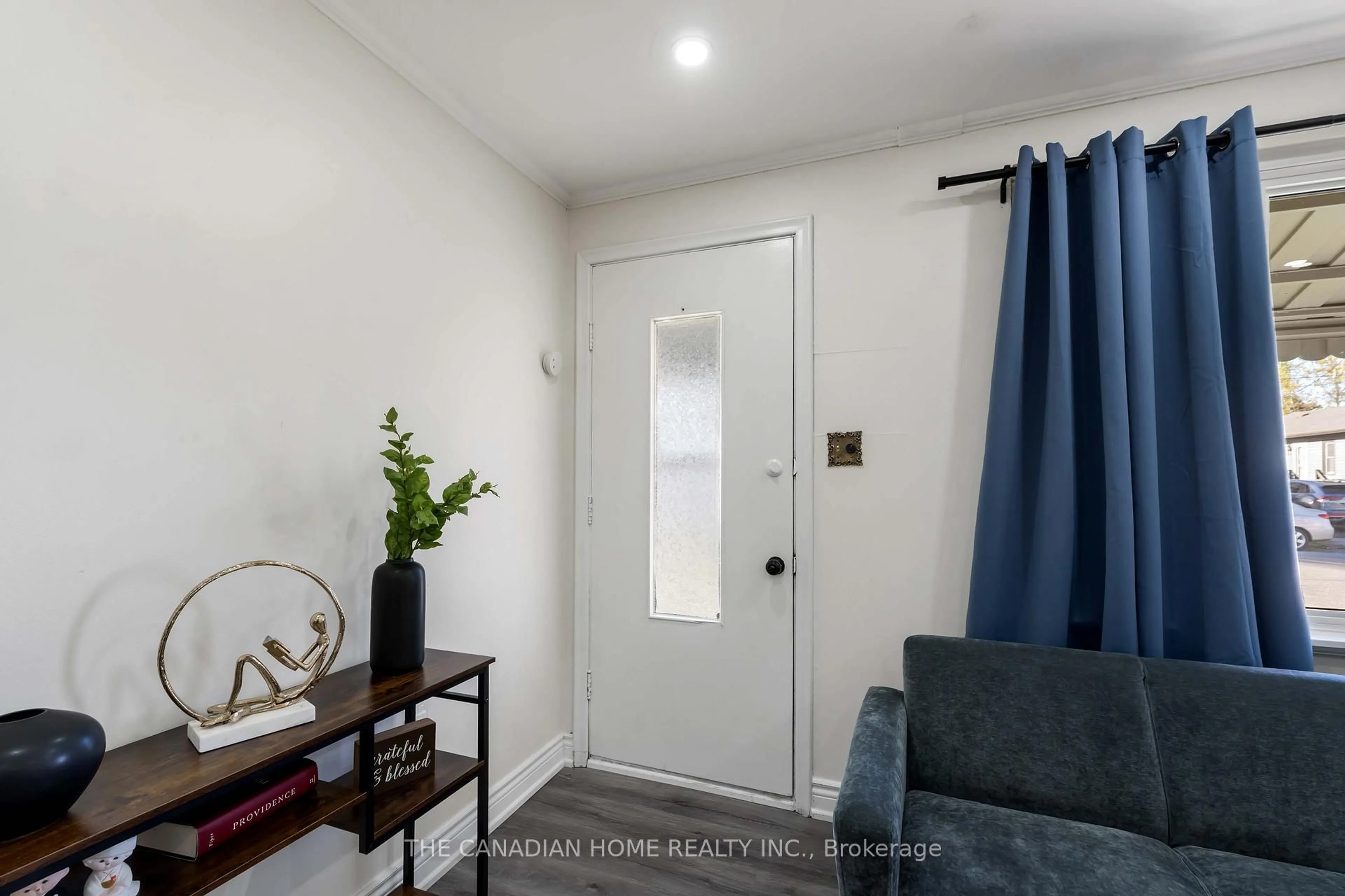 Indoor entryway for 11 PARKWOOD Dr, St. Catharines Ontario L2P 1H1