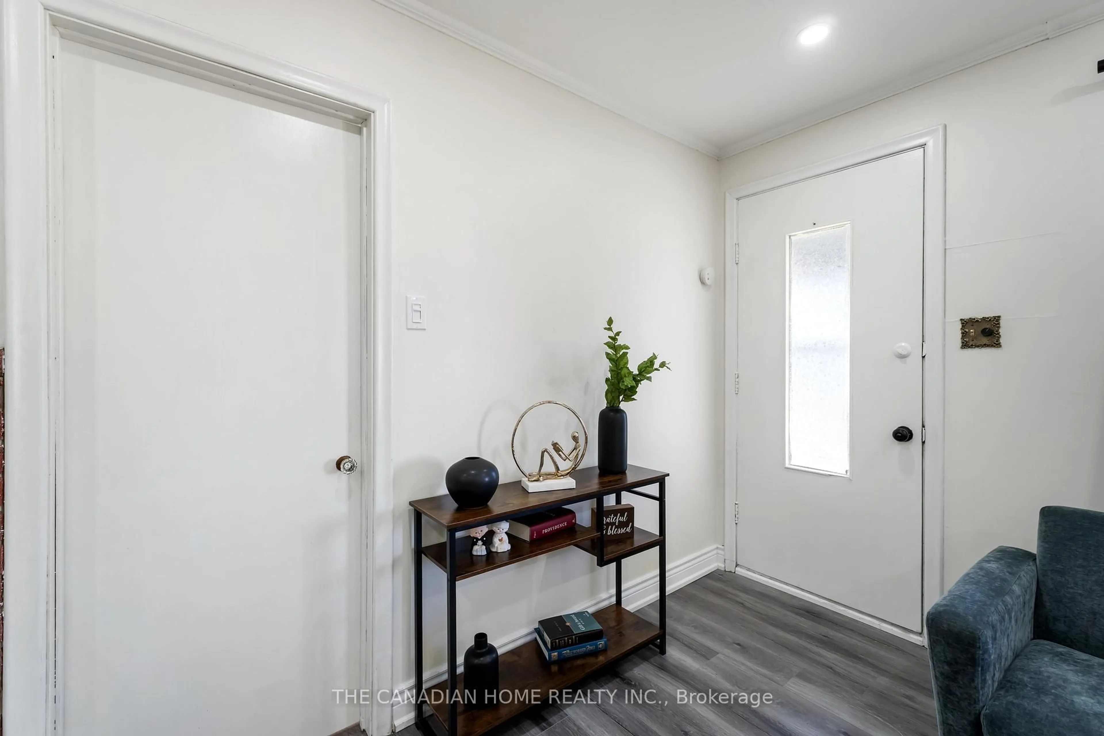 Indoor entryway for 11 PARKWOOD Dr, St. Catharines Ontario L2P 1H1