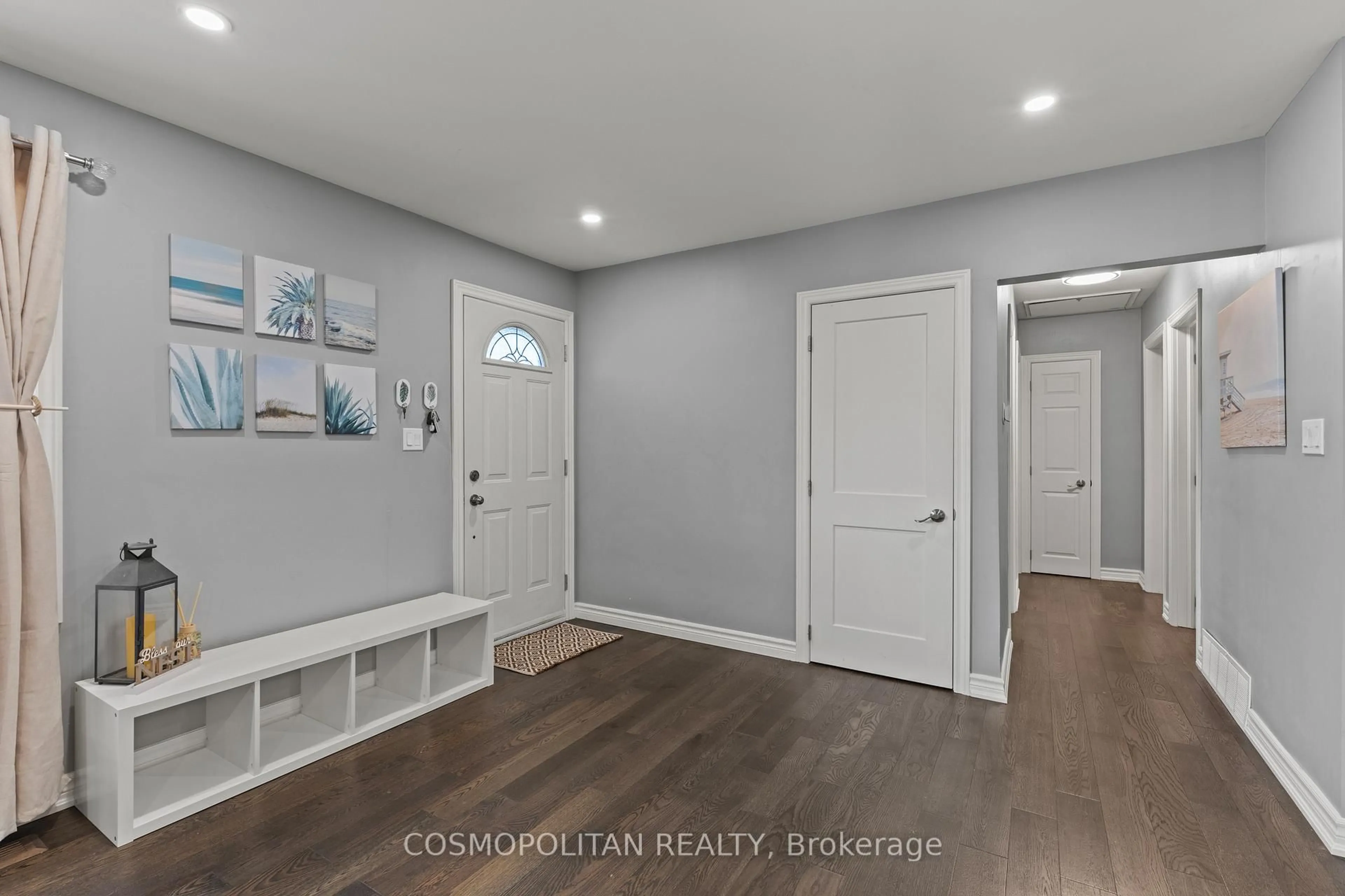 Indoor entryway for 3662 Cartier Dr, Niagara Falls Ontario L2G 6P4