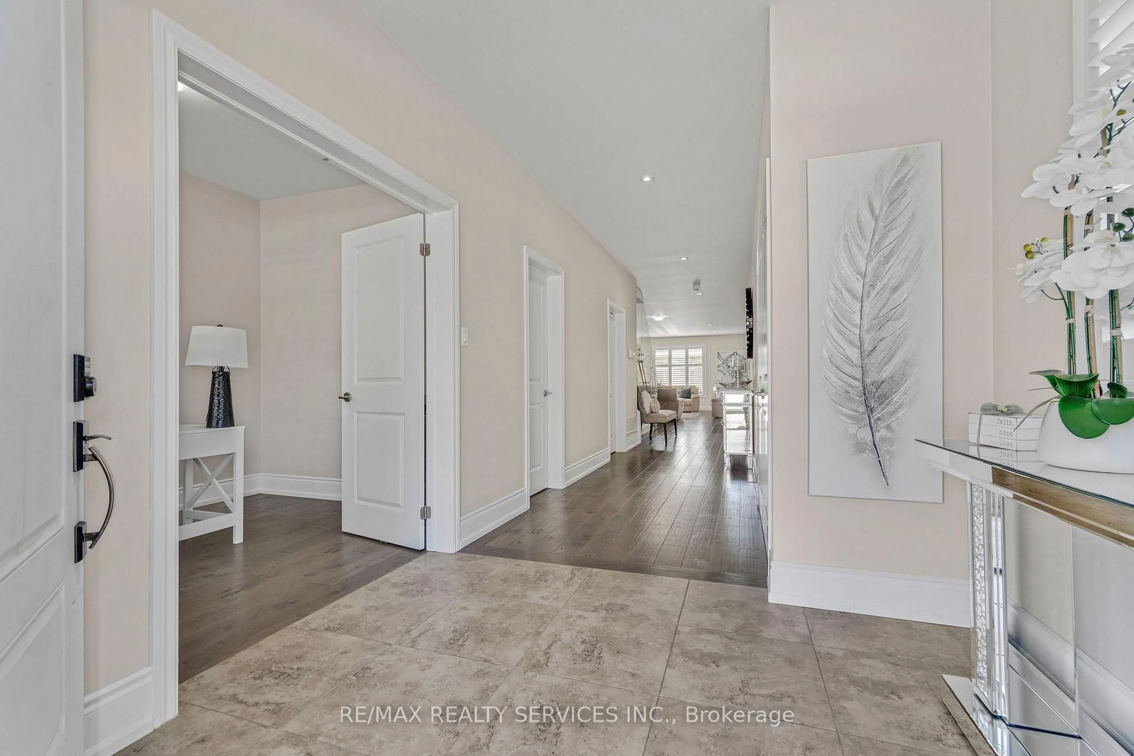 Indoor entryway for 958 Beach Blvd, Hamilton Ontario L8H 6Z4