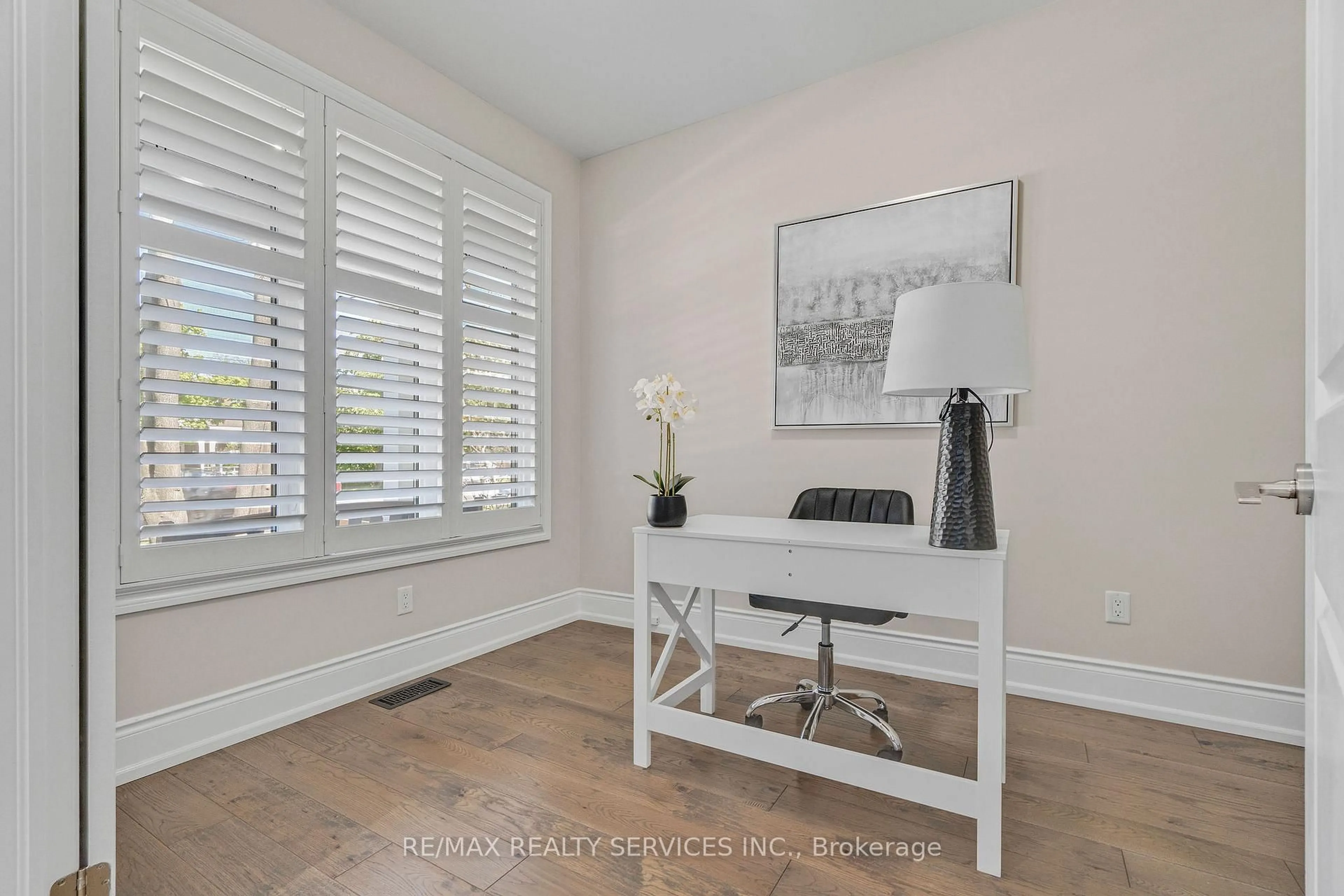 A pic of a room for 958 Beach Blvd, Hamilton Ontario L8H 6Z4