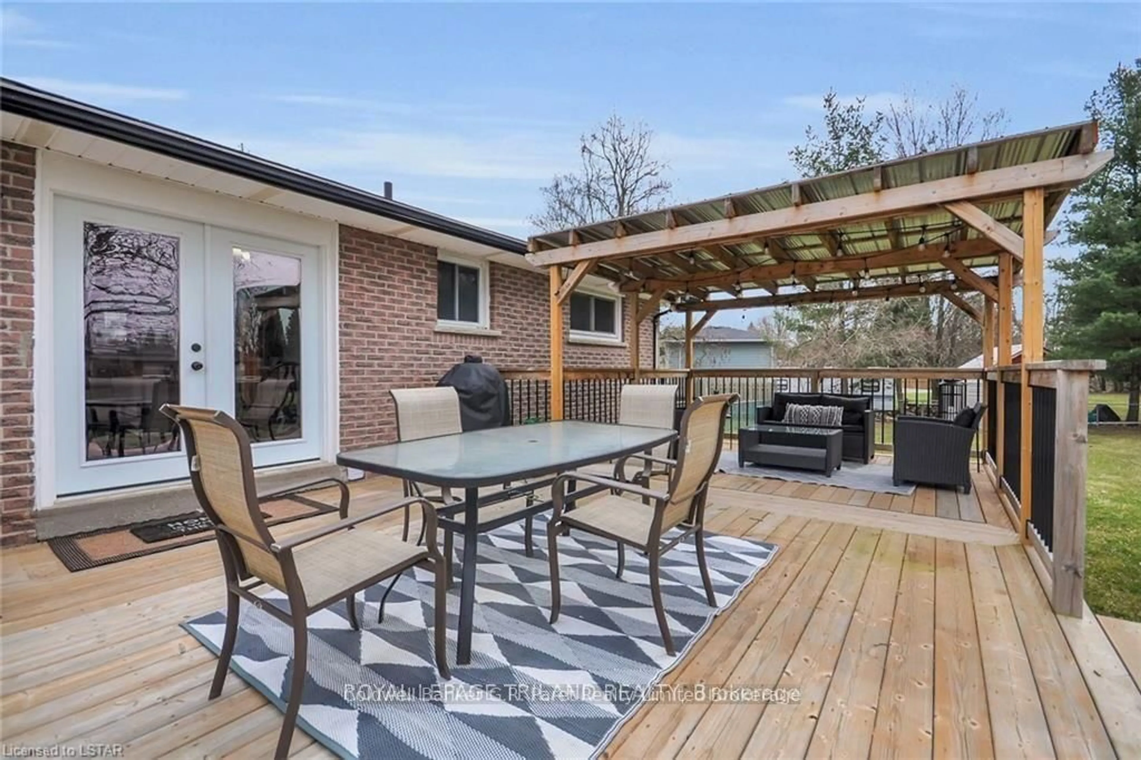 Patio, unknown for 104 Simcoe Cres, Middlesex Centre Ontario N0L 1R0