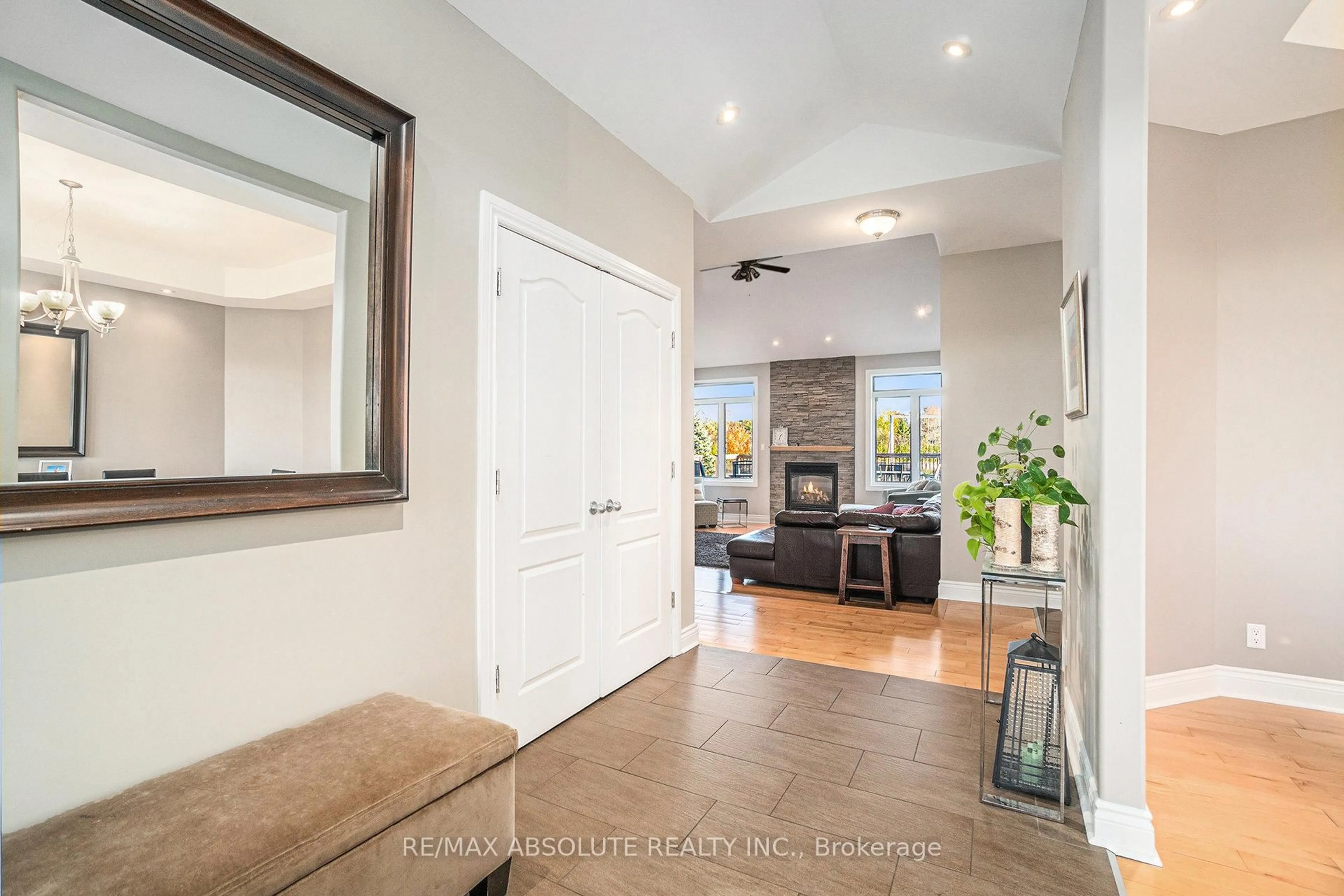 Indoor entryway for 108 Newill Pl, Carp Ontario K0A 1L0