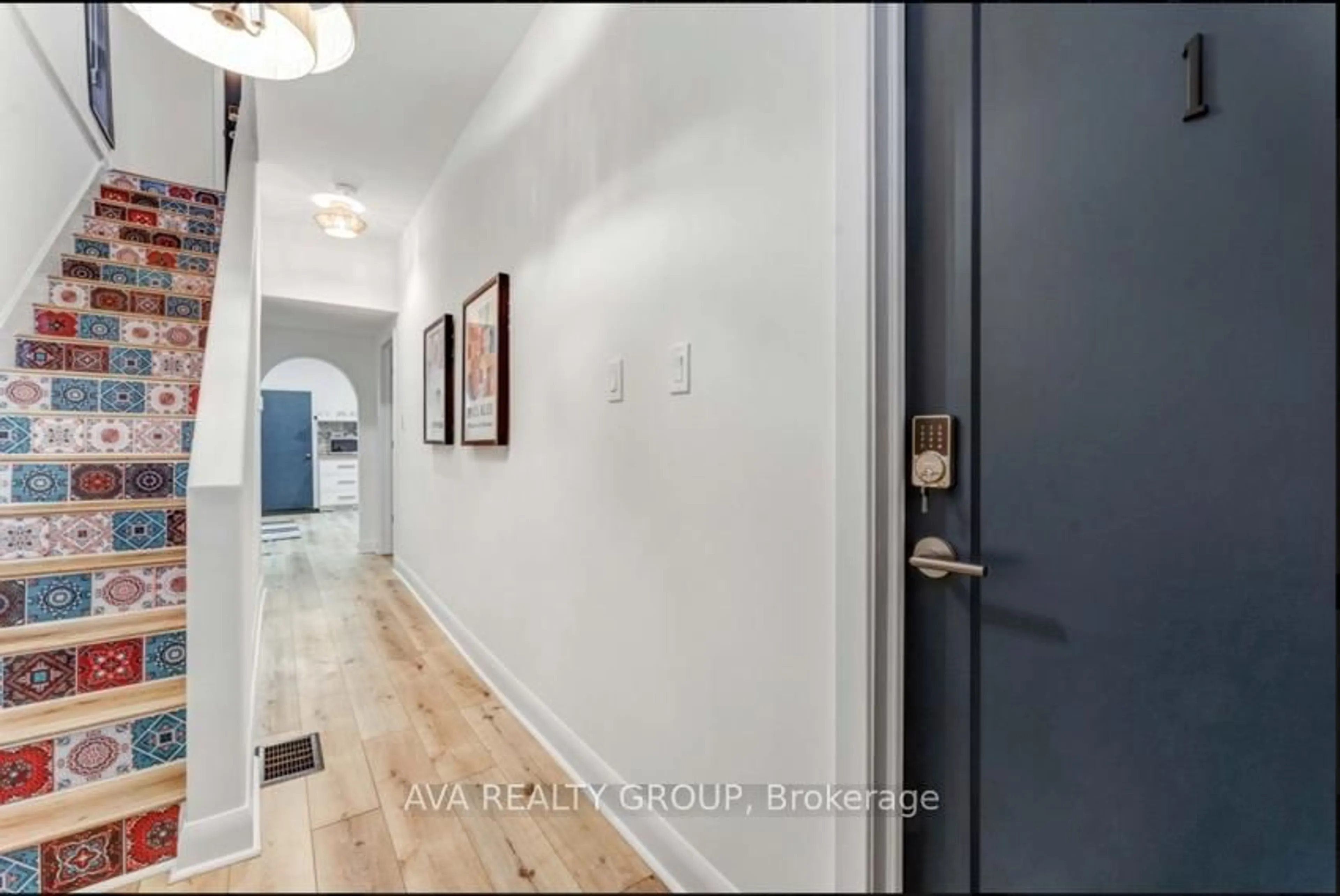 Indoor entryway for 237 Nepean St, Ottawa Ontario K2P 0B7