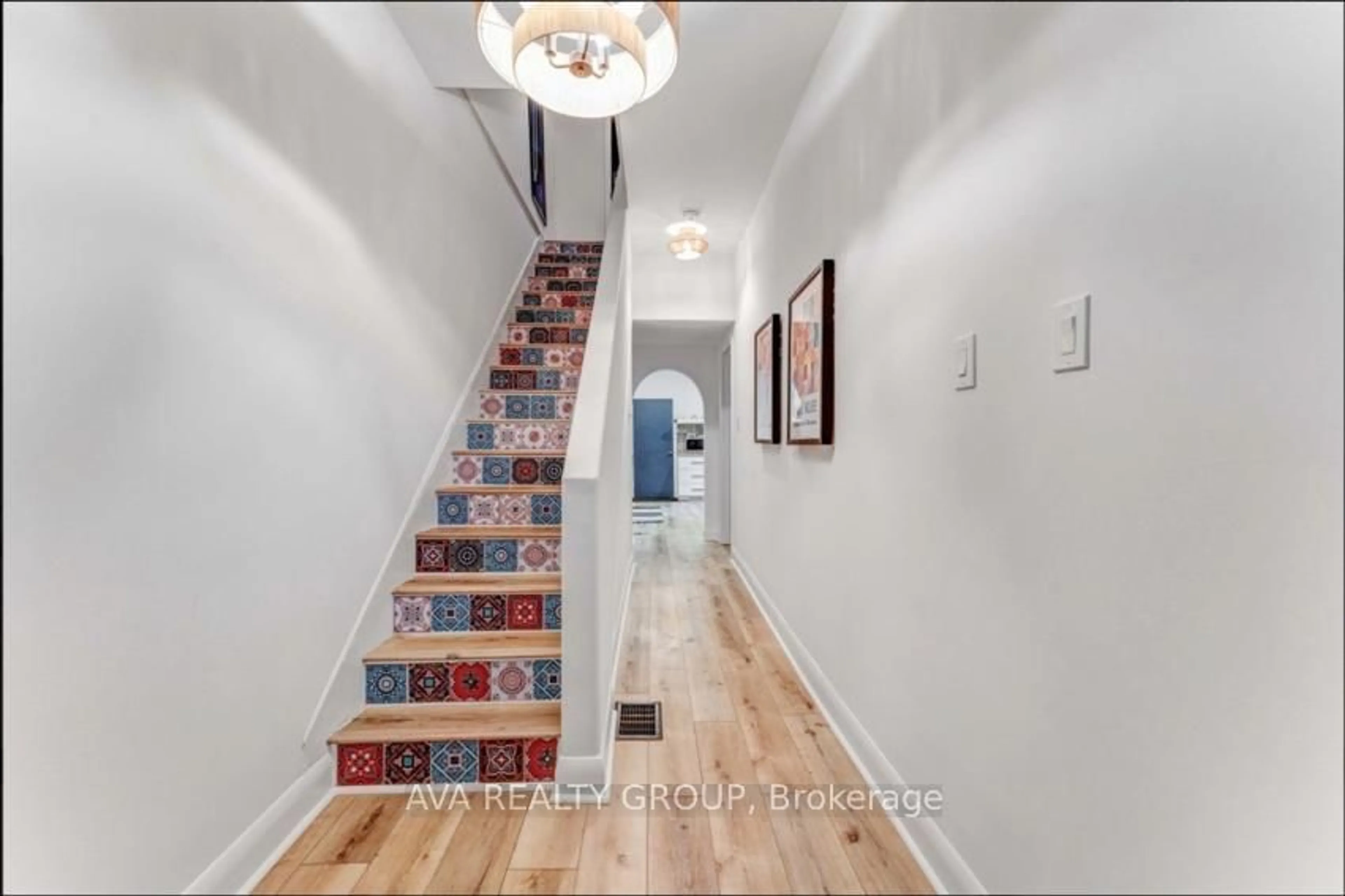 Indoor entryway for 237 Nepean St, Ottawa Ontario K2P 0B7