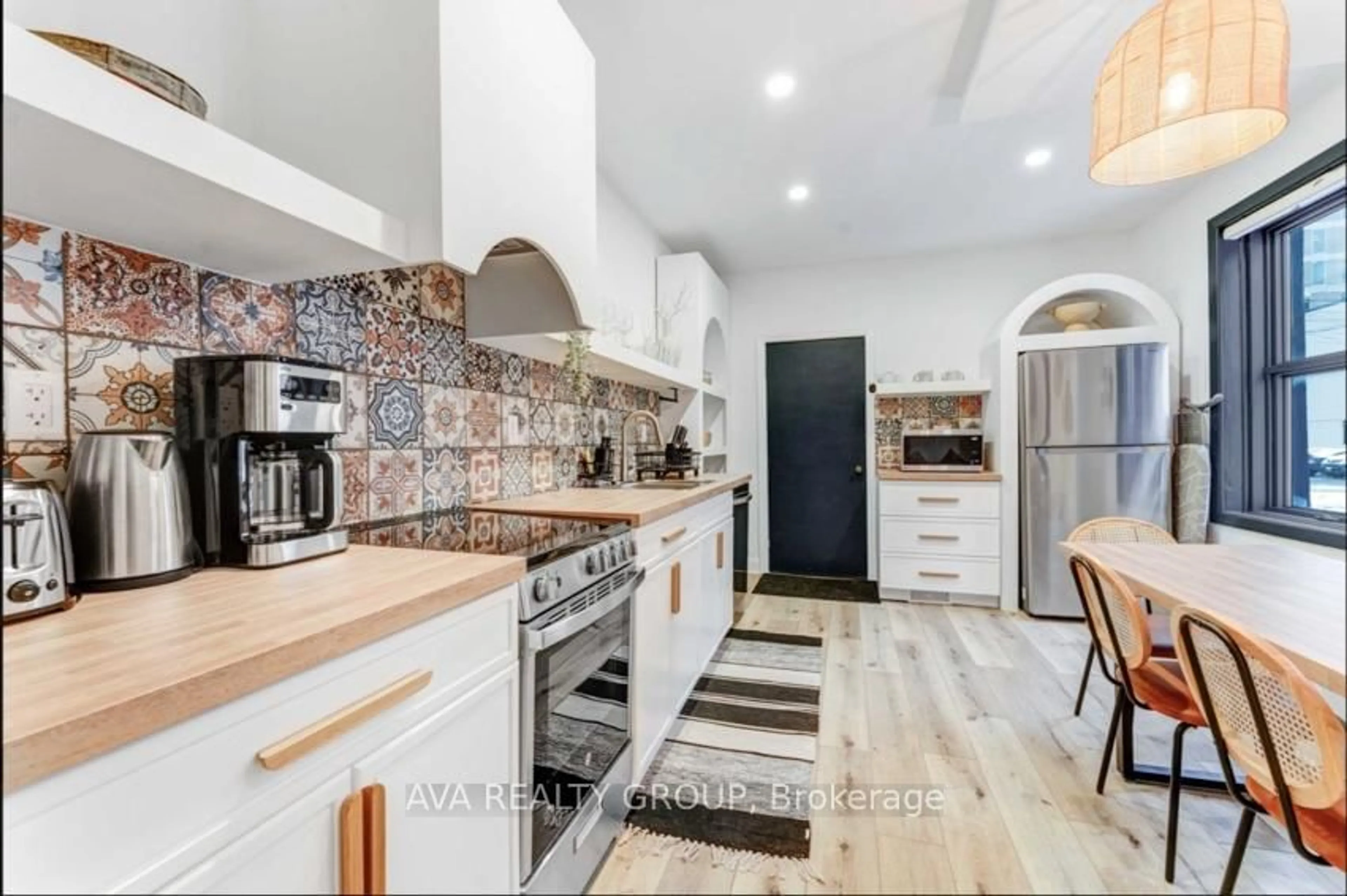 Open concept kitchen, ceramic/tile floor for 237 Nepean St, Ottawa Ontario K2P 0B7