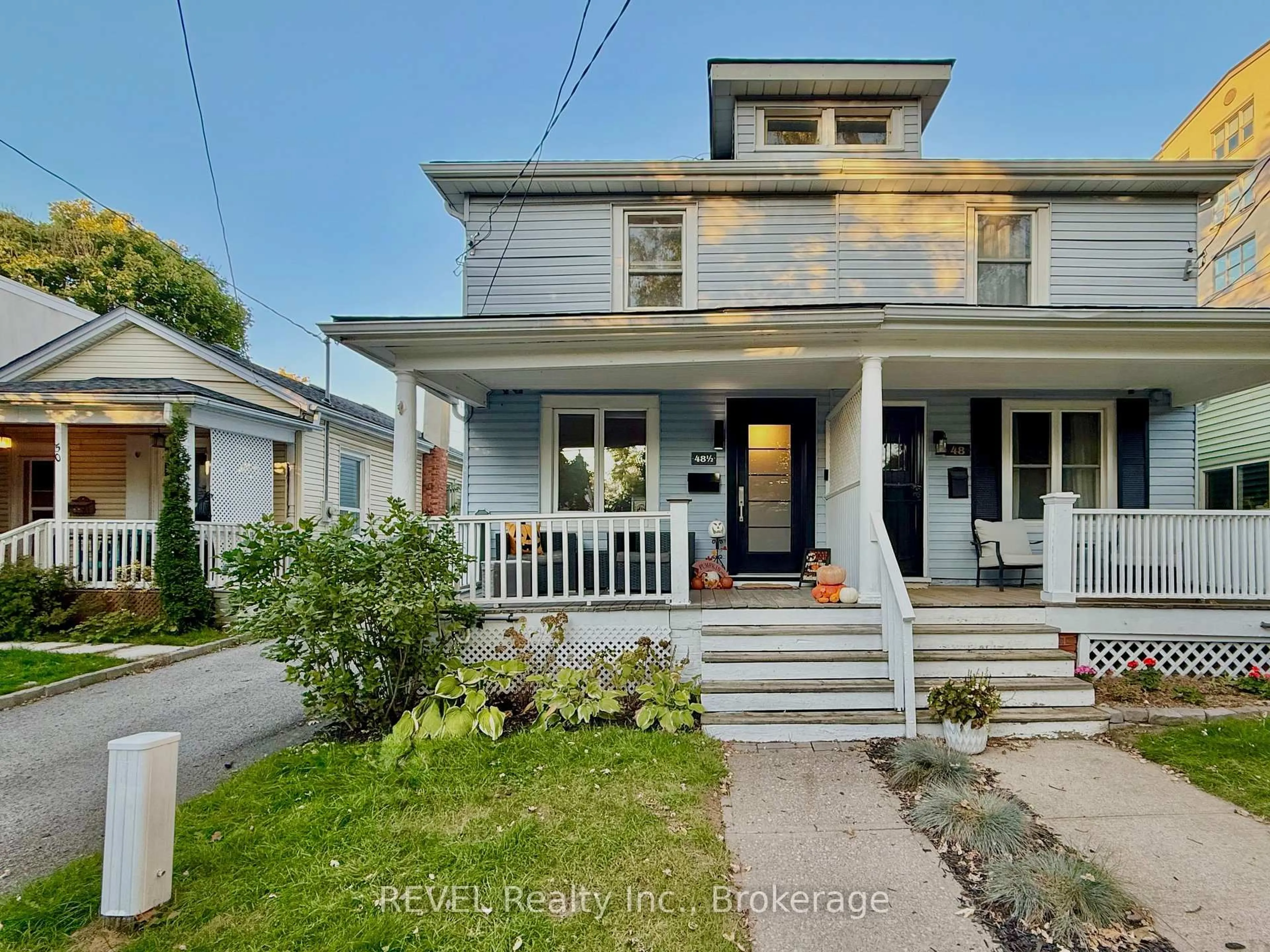 Home with vinyl exterior material, street for 48 1/2 Wellington St, St. Catharines Ontario L2R 5R1