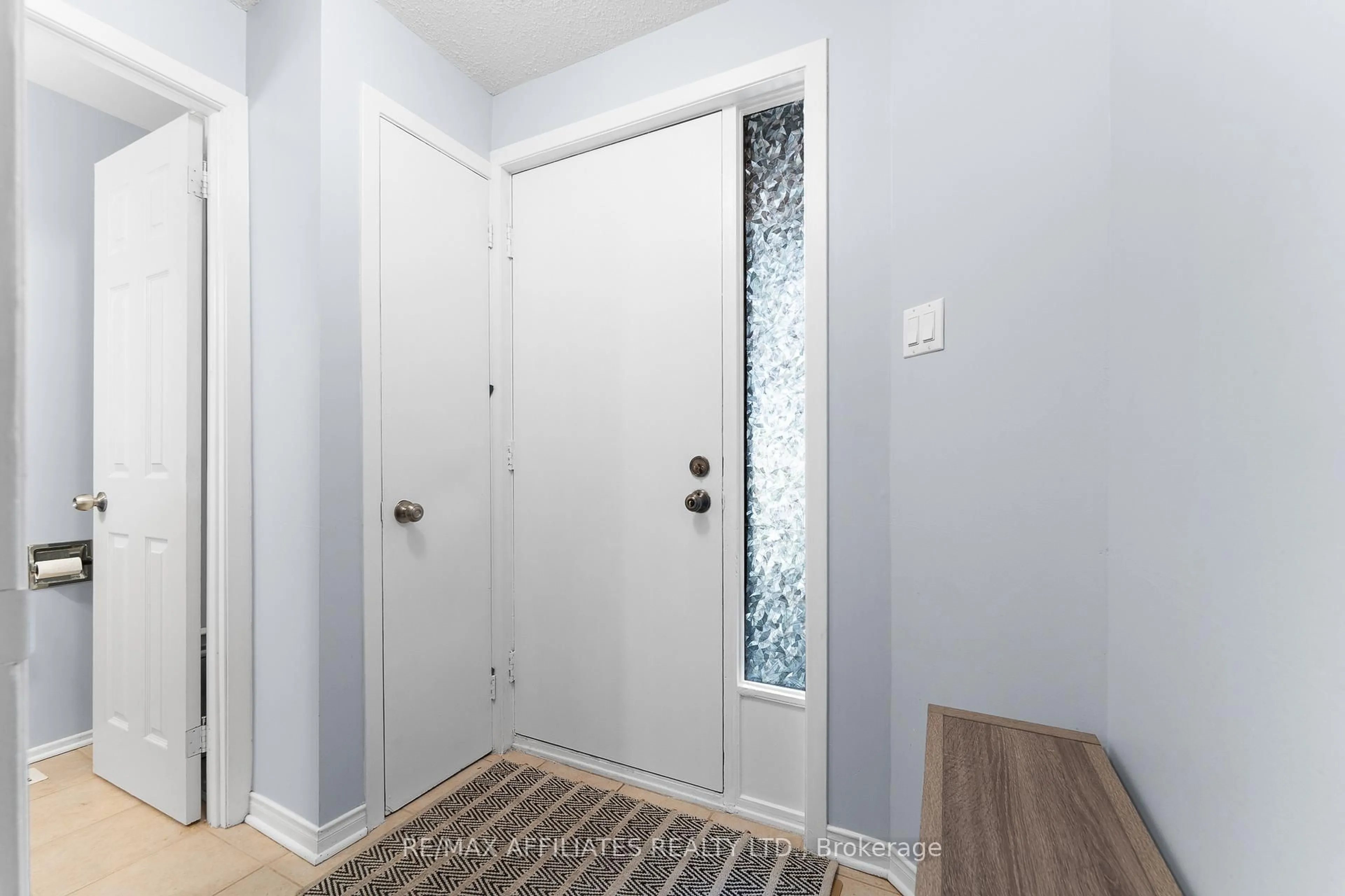 Indoor entryway for 2 Tedwyn Dr, Ottawa Ontario K2J 1T8