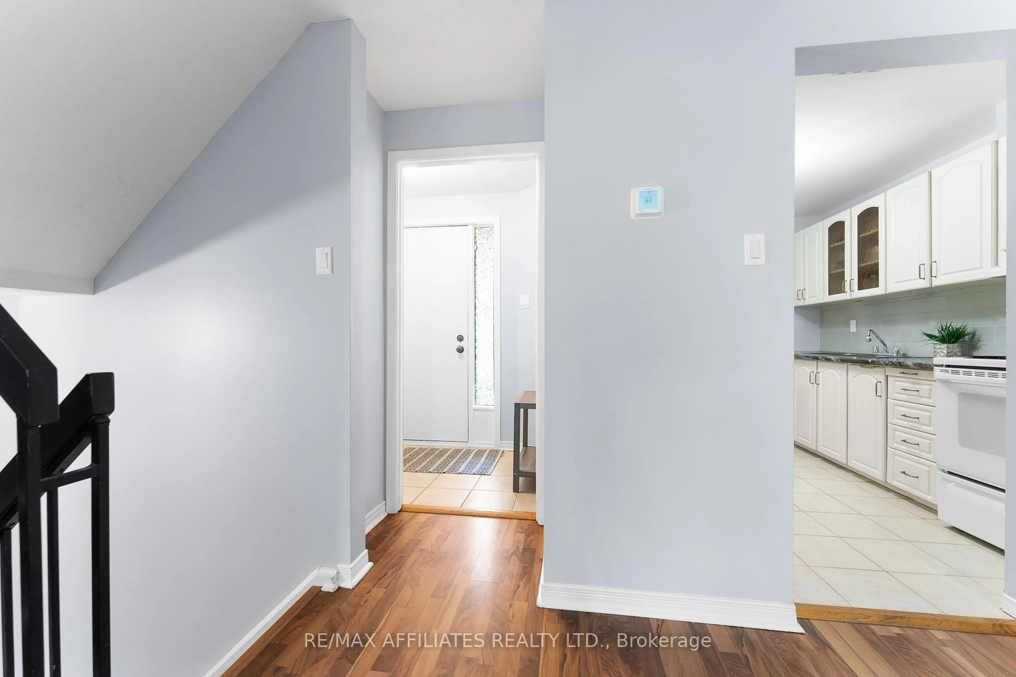 Indoor entryway for 2 Tedwyn Dr, Ottawa Ontario K2J 1T8