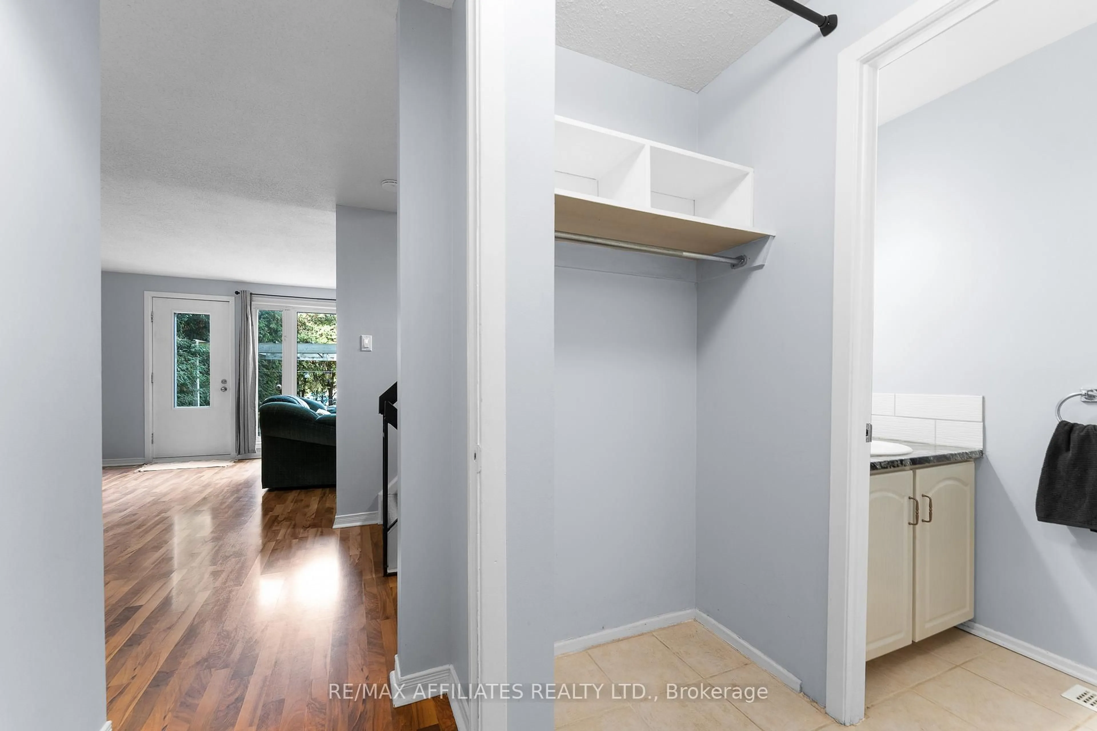 Indoor entryway for 2 Tedwyn Dr, Ottawa Ontario K2J 1T8