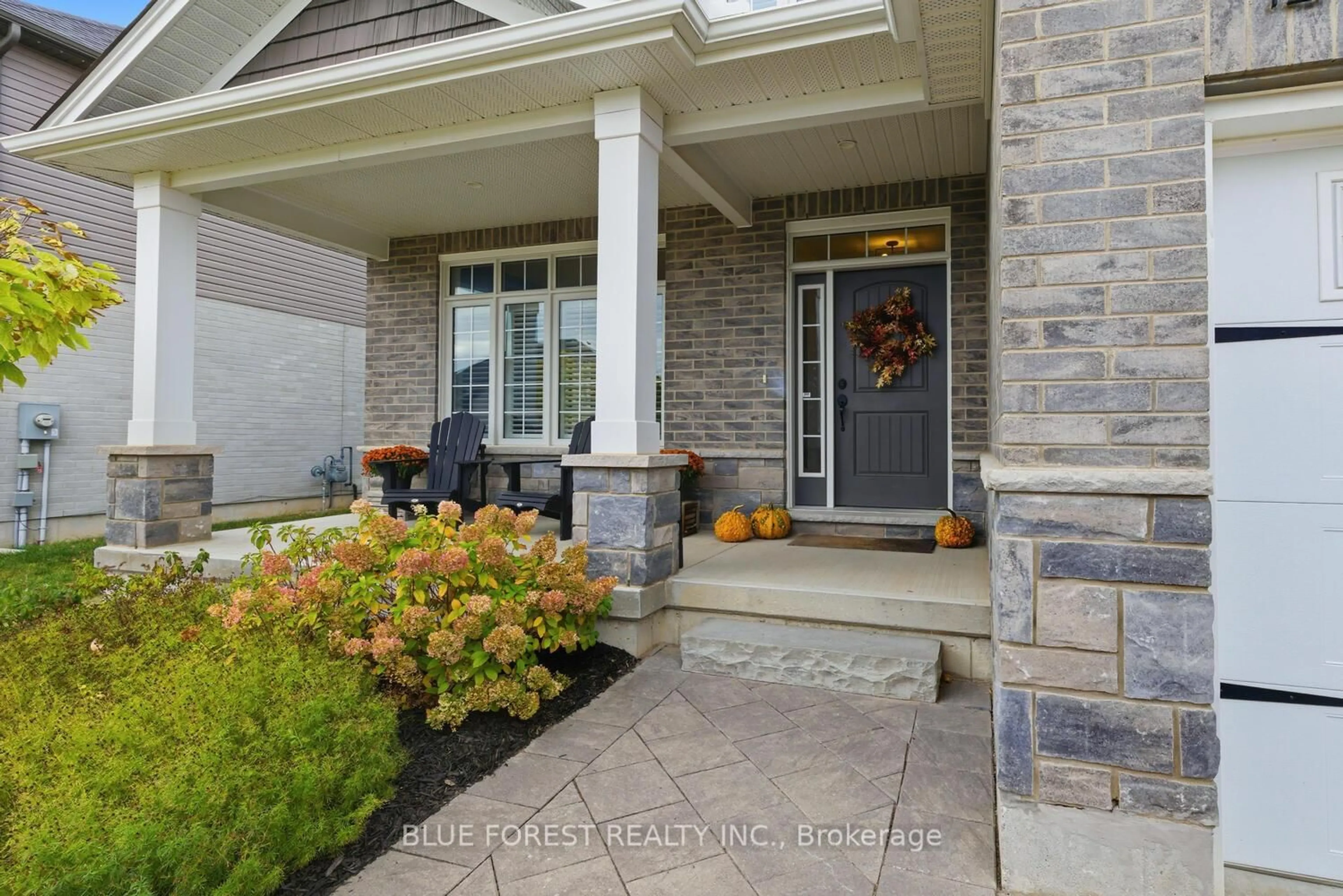 Indoor entryway for 12 Violet Crt, Middlesex Centre Ontario N0M 2A0