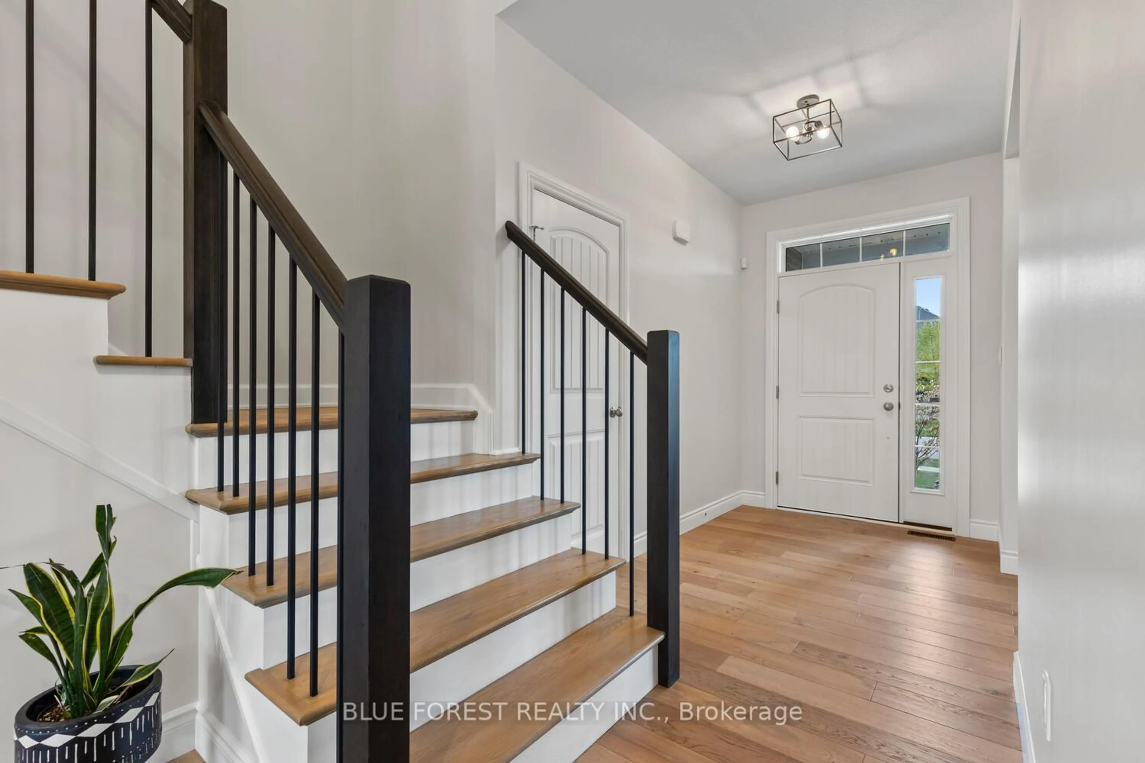 Indoor entryway for 12 Violet Crt, Middlesex Centre Ontario N0M 2A0
