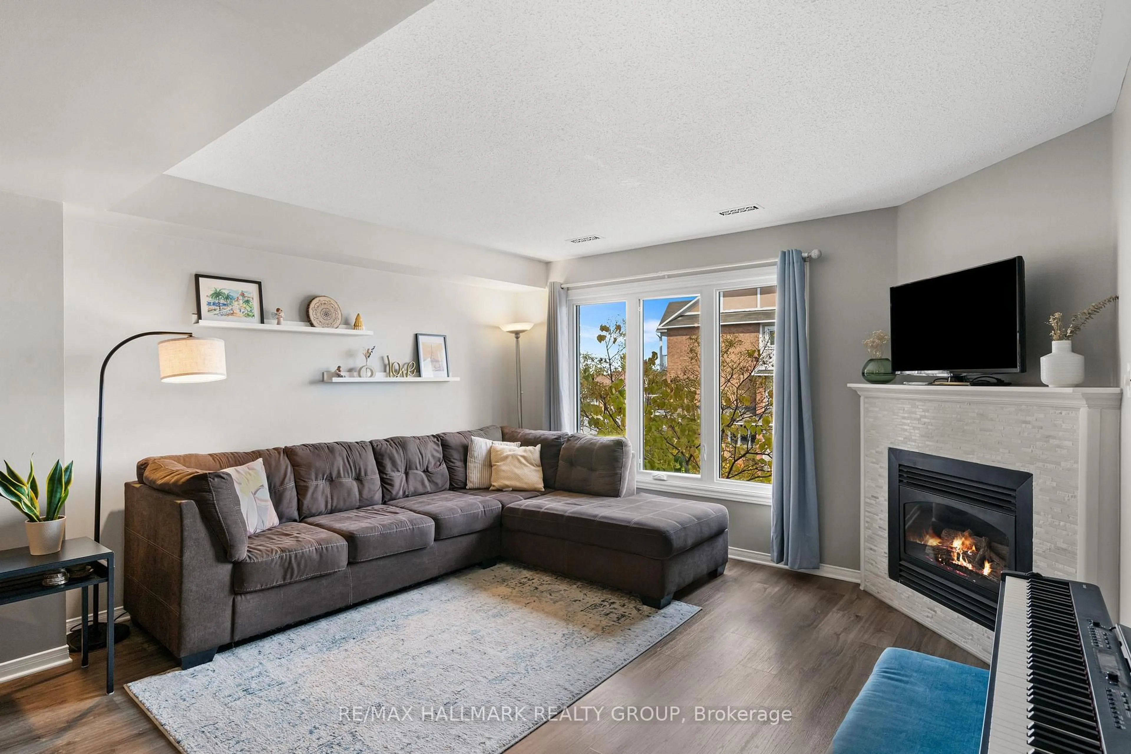 Living room with furniture, unknown for 1133 Gablefield Private, Ottawa Ontario K1J 1E4