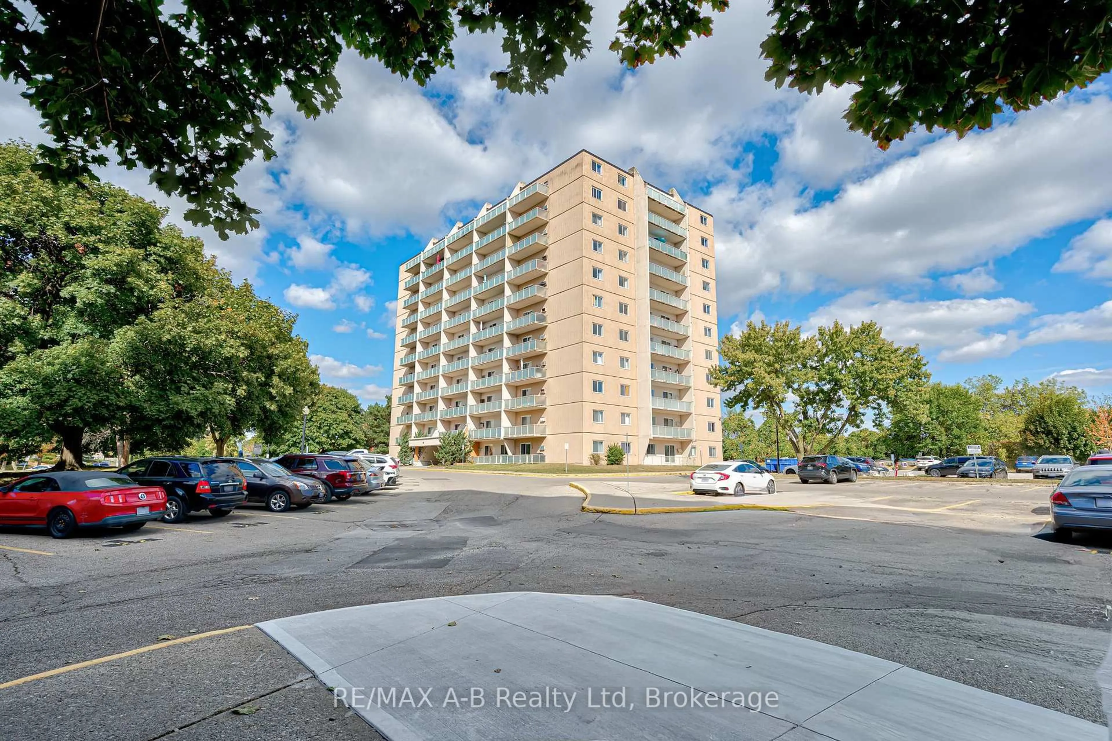 A pic from outside/outdoor area/front of a property/back of a property/a pic from drone, building for 583 Mornington Ave #101, London East Ontario N5Y 3E9
