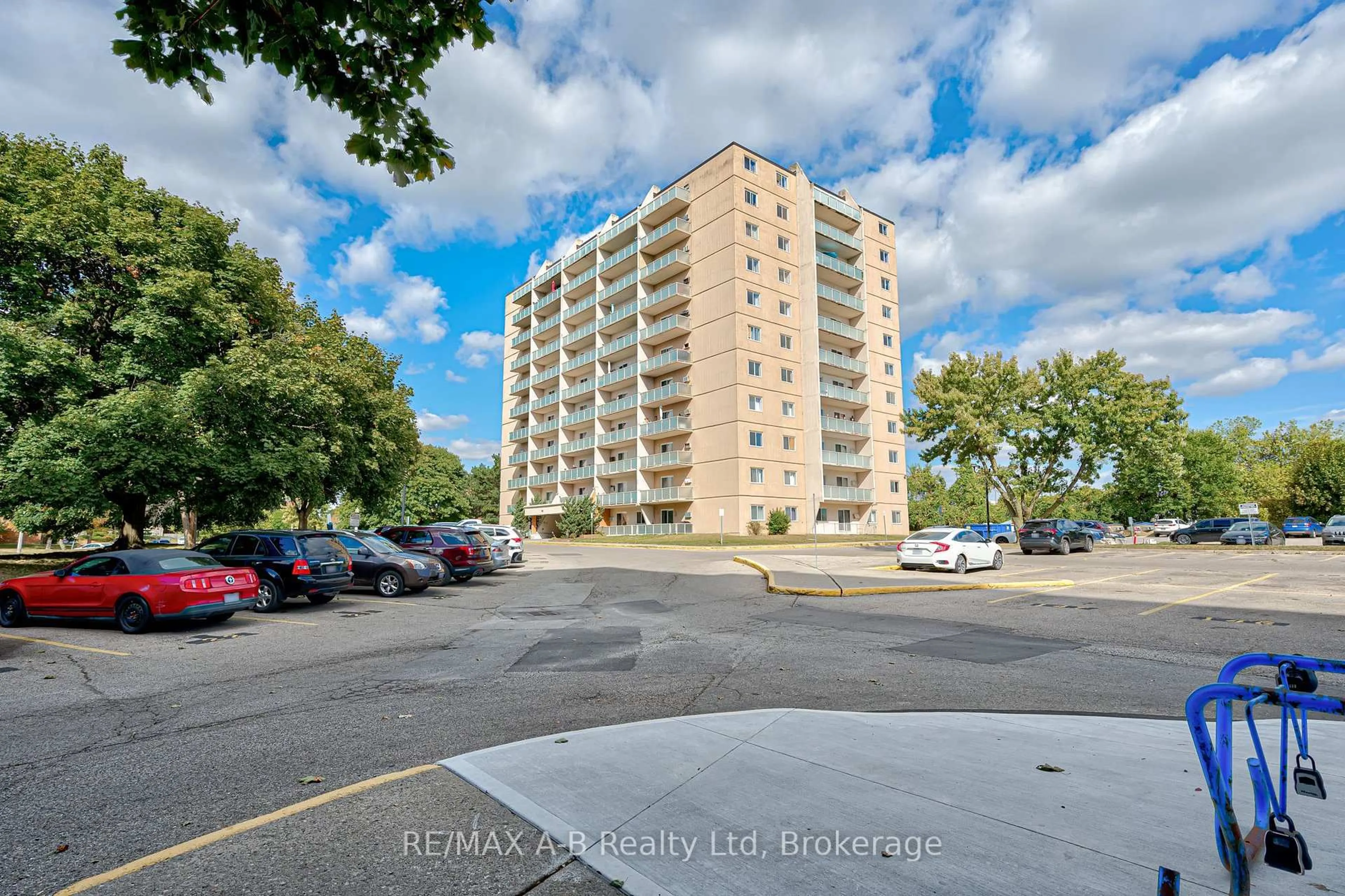 A pic from outside/outdoor area/front of a property/back of a property/a pic from drone, building for 583 Mornington Ave #101, London East Ontario N5Y 3E9