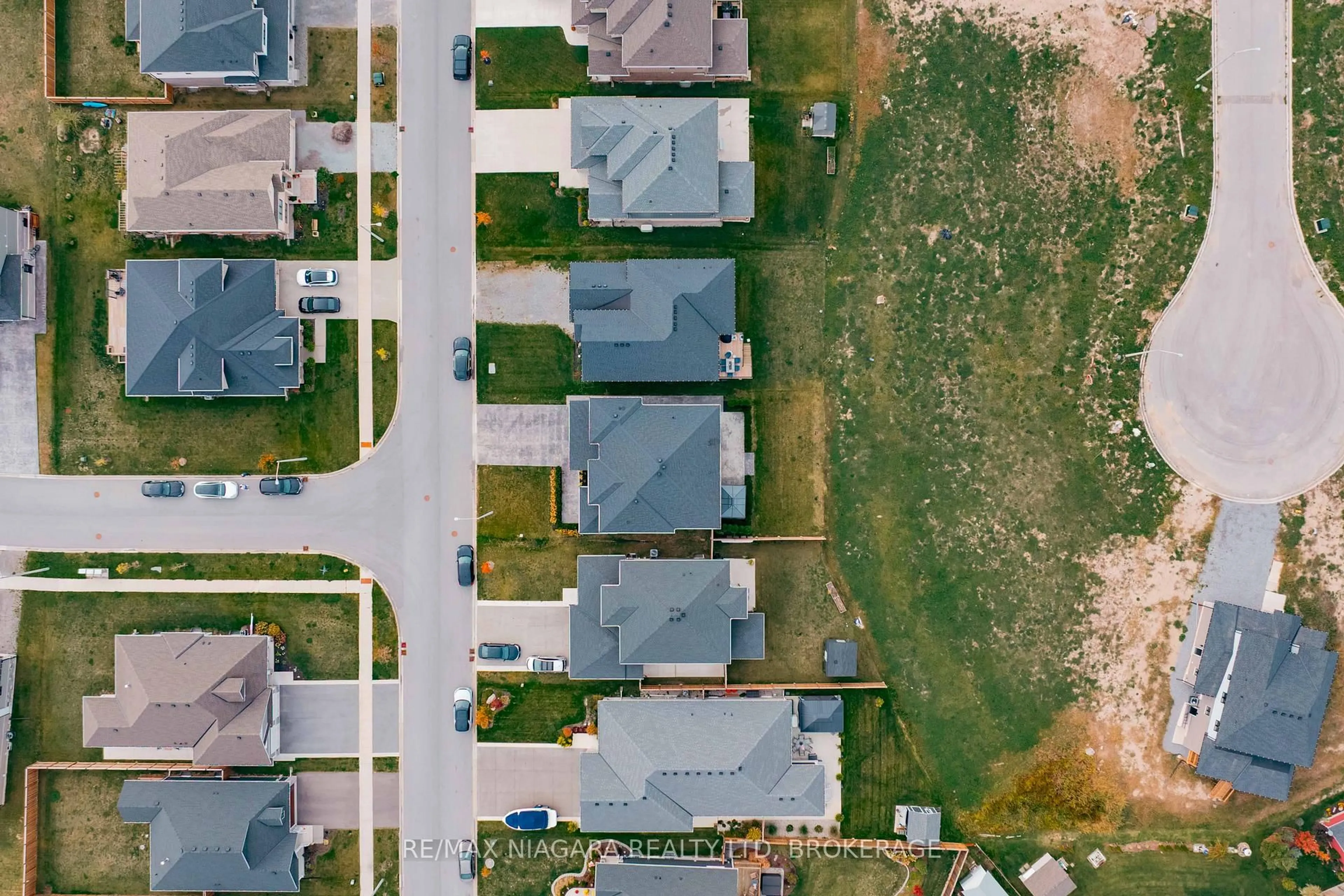 A pic from outside/outdoor area/front of a property/back of a property/a pic from drone, street for 2864 Arrowsmith Crt, Fort Erie Ontario L0S 1S0