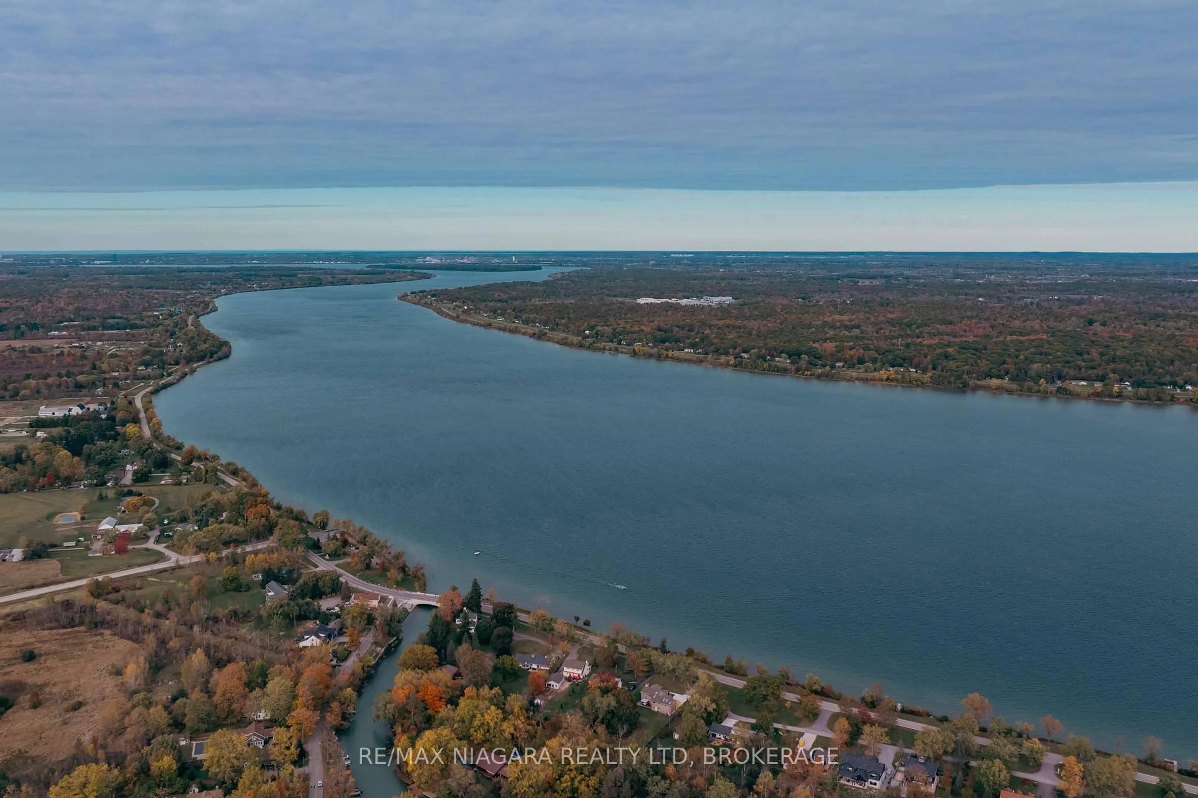 A pic from outside/outdoor area/front of a property/back of a property/a pic from drone, water/lake/river/ocean view for 2864 Arrowsmith Crt, Fort Erie Ontario L0S 1S0