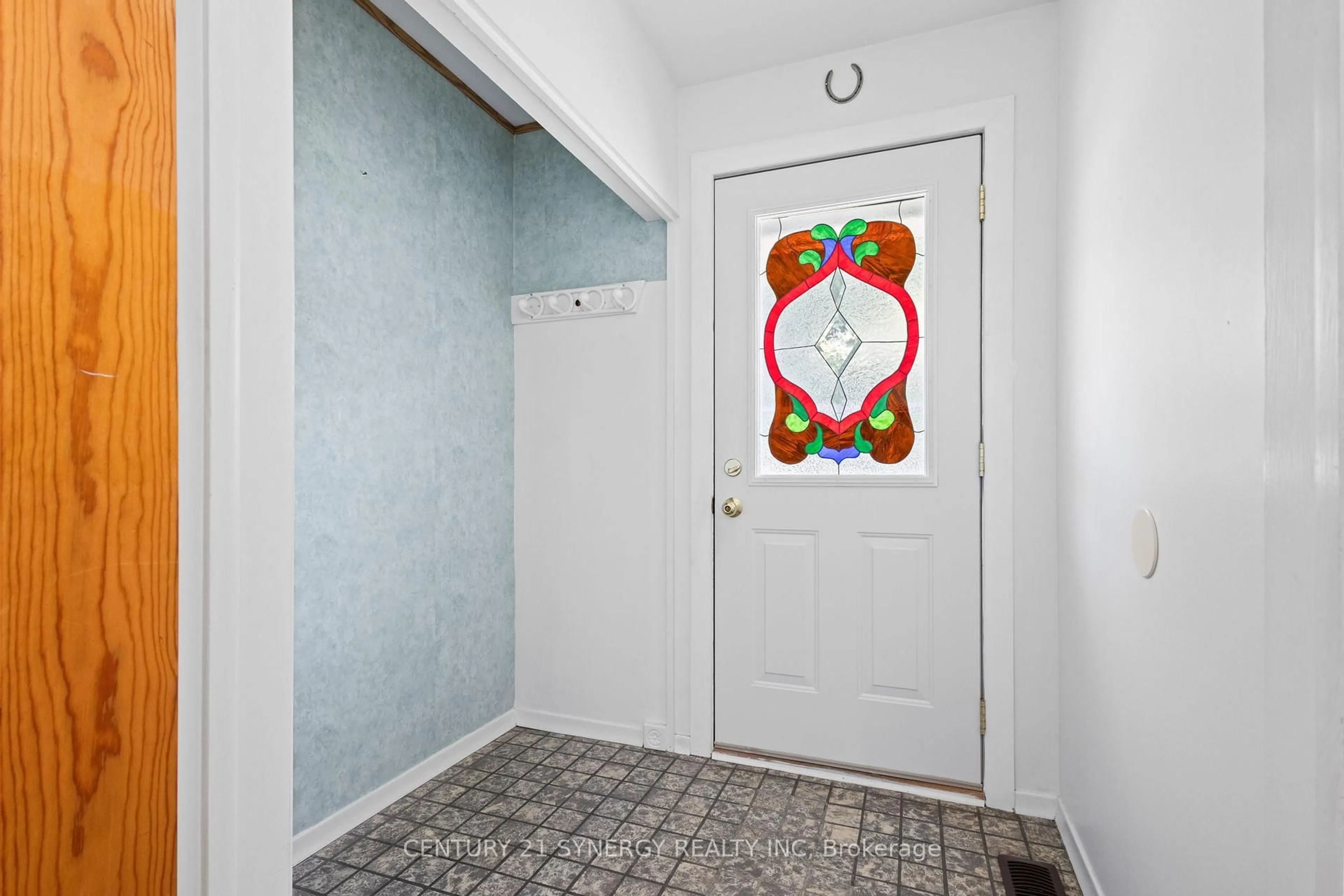 Indoor entryway for 20 Parkside Cres, Ottawa Ontario K2G 3B5